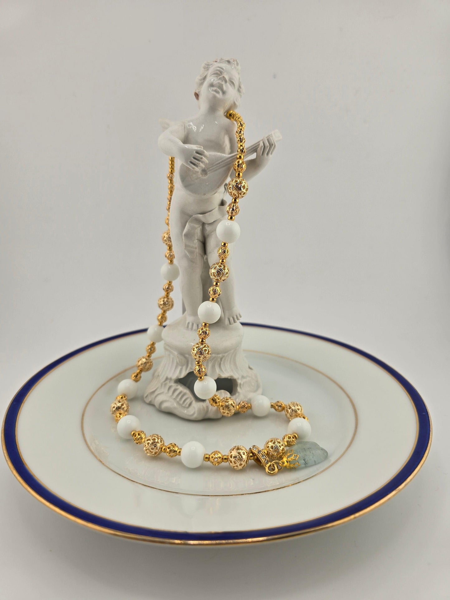 Collier en Perles de Porcelaine et pendentif Aigue Marine