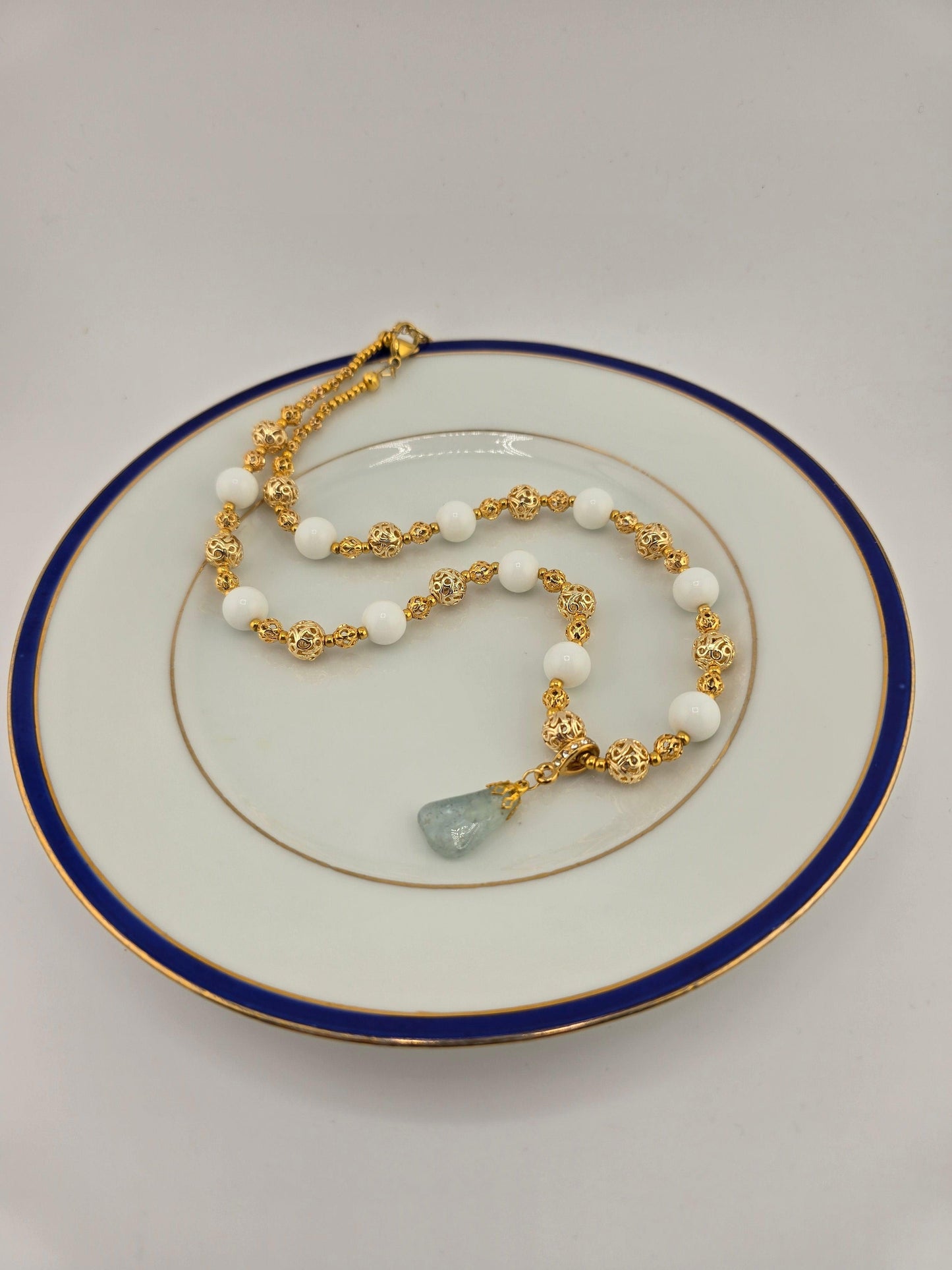 Collier en Perles de Porcelaine et pendentif Aigue Marine