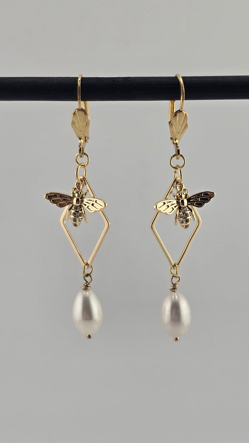 Boucles d'oreilles avec perles de culture et abeilles strass