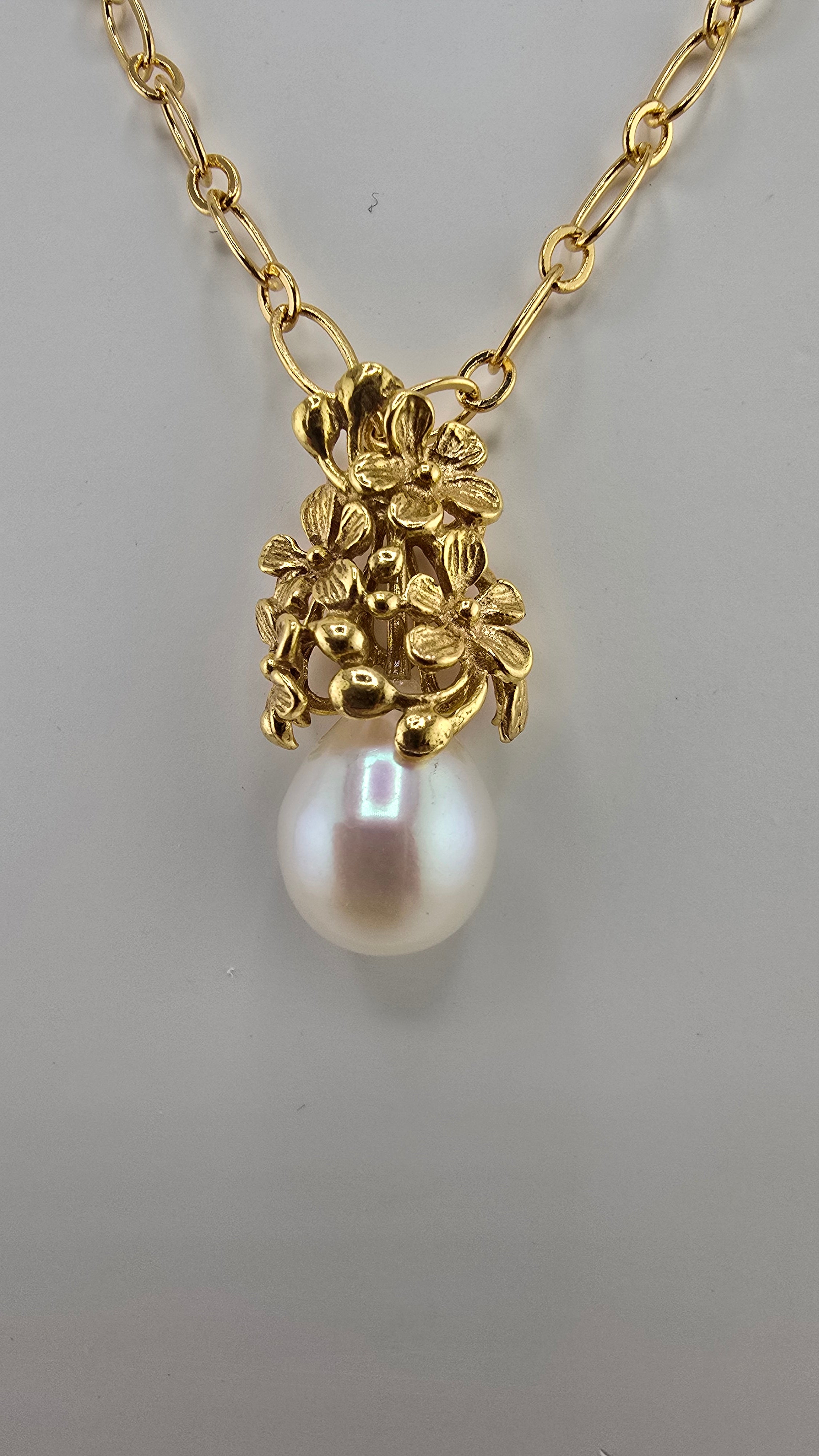Collier chaine avec pendentif vermeil et perle de culture.