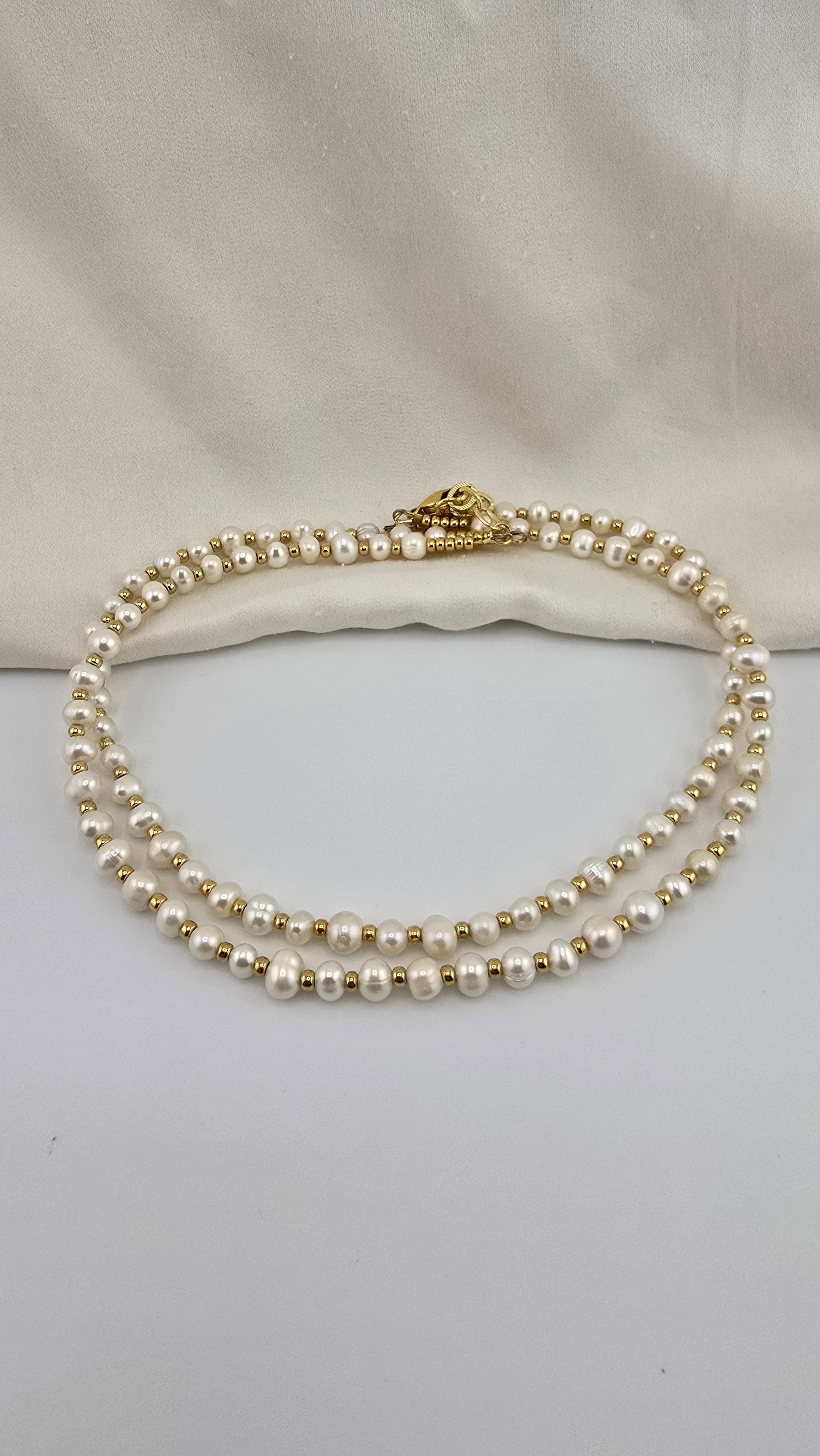 Collier avec deux rangs de perles de culture blanches dans son écrin