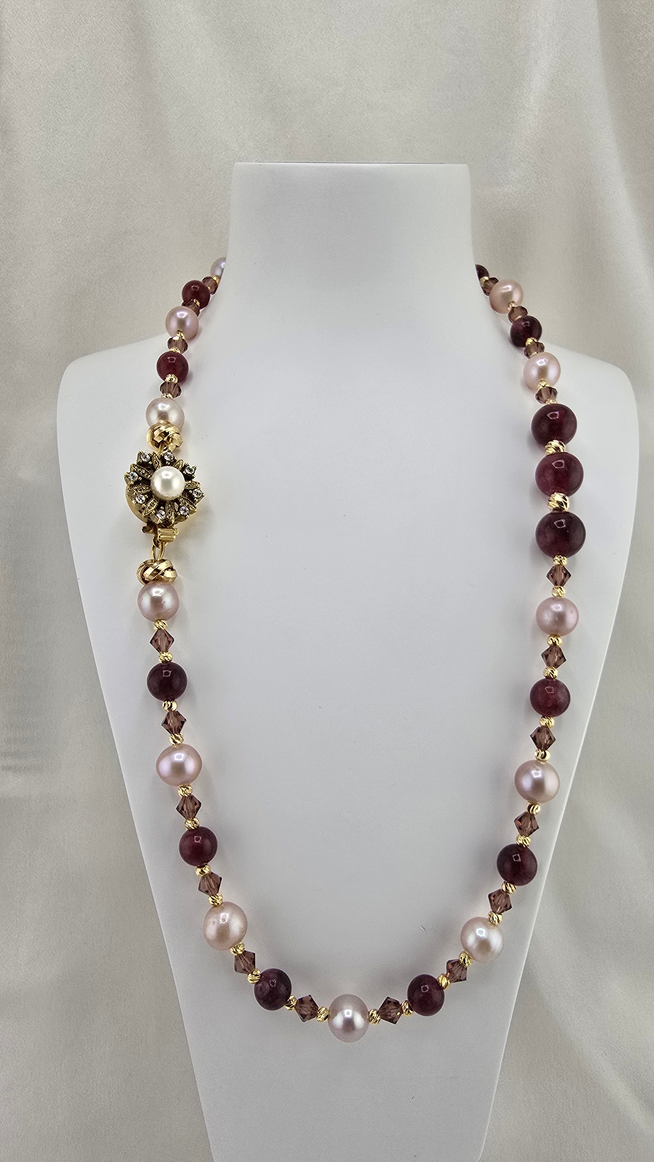 Collier éclat précieux en perles de culture et Rubis