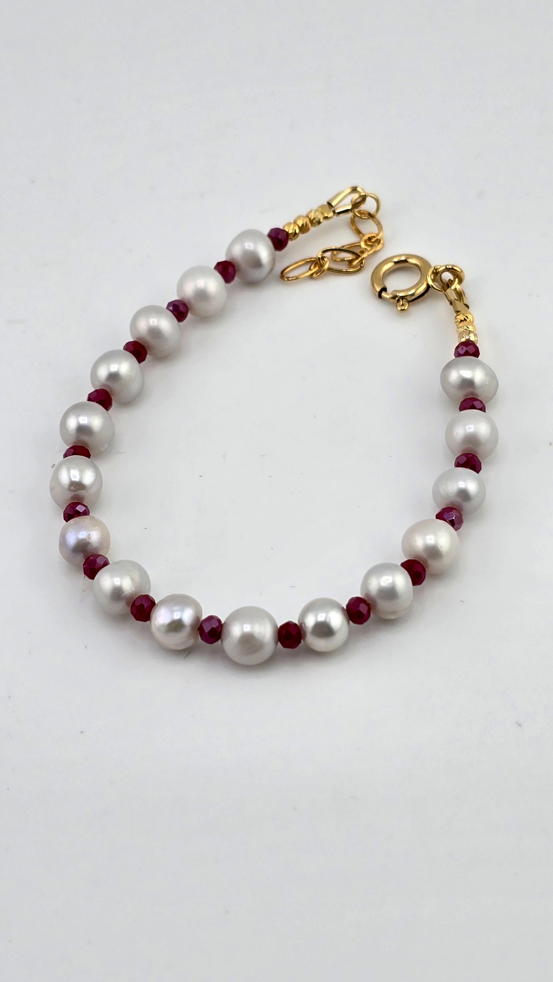 Bracelet en perles de culture et perles de cristal rouge