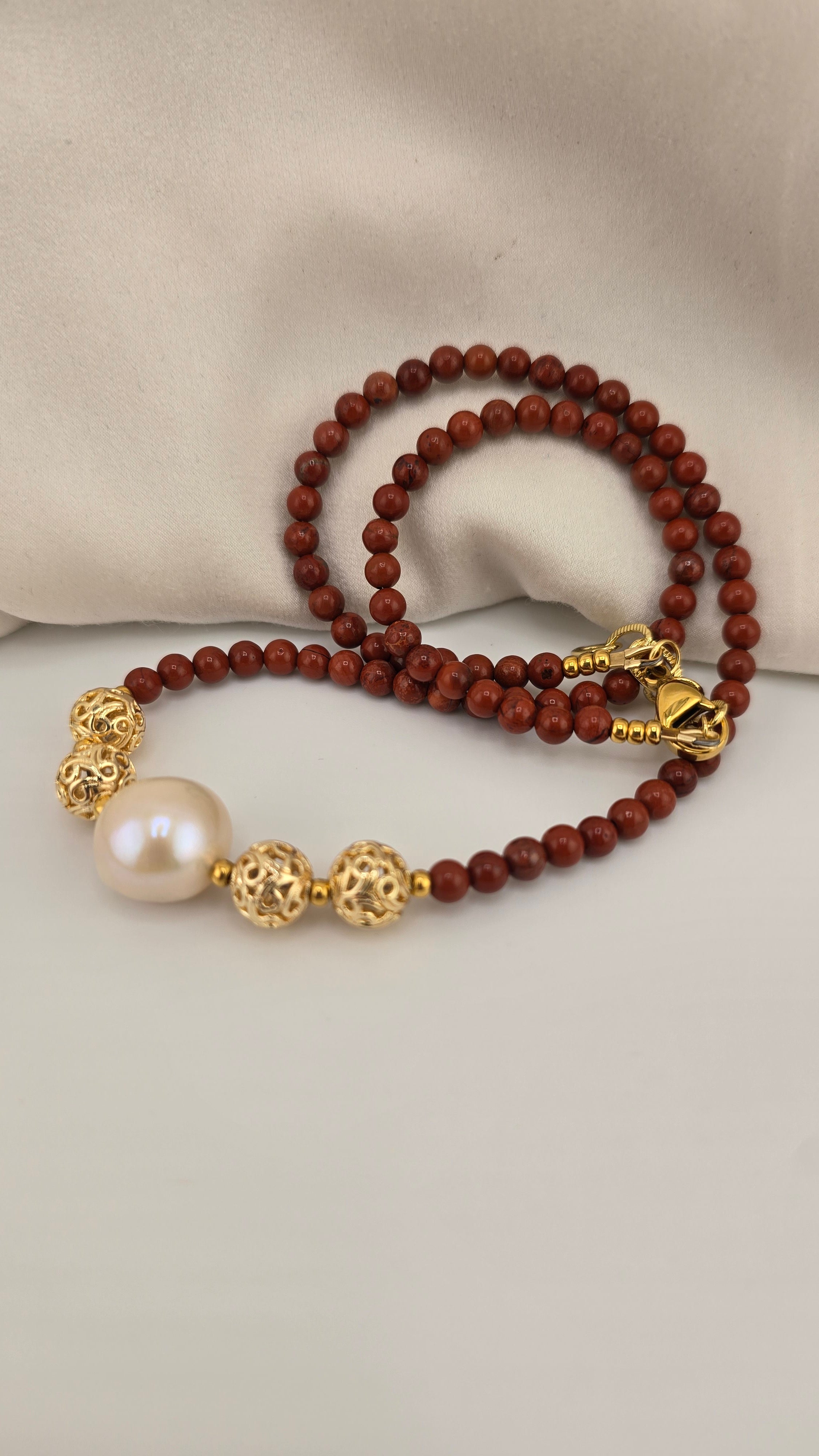 Collier en Jaspe rouge et pendentif perle de culture baroque