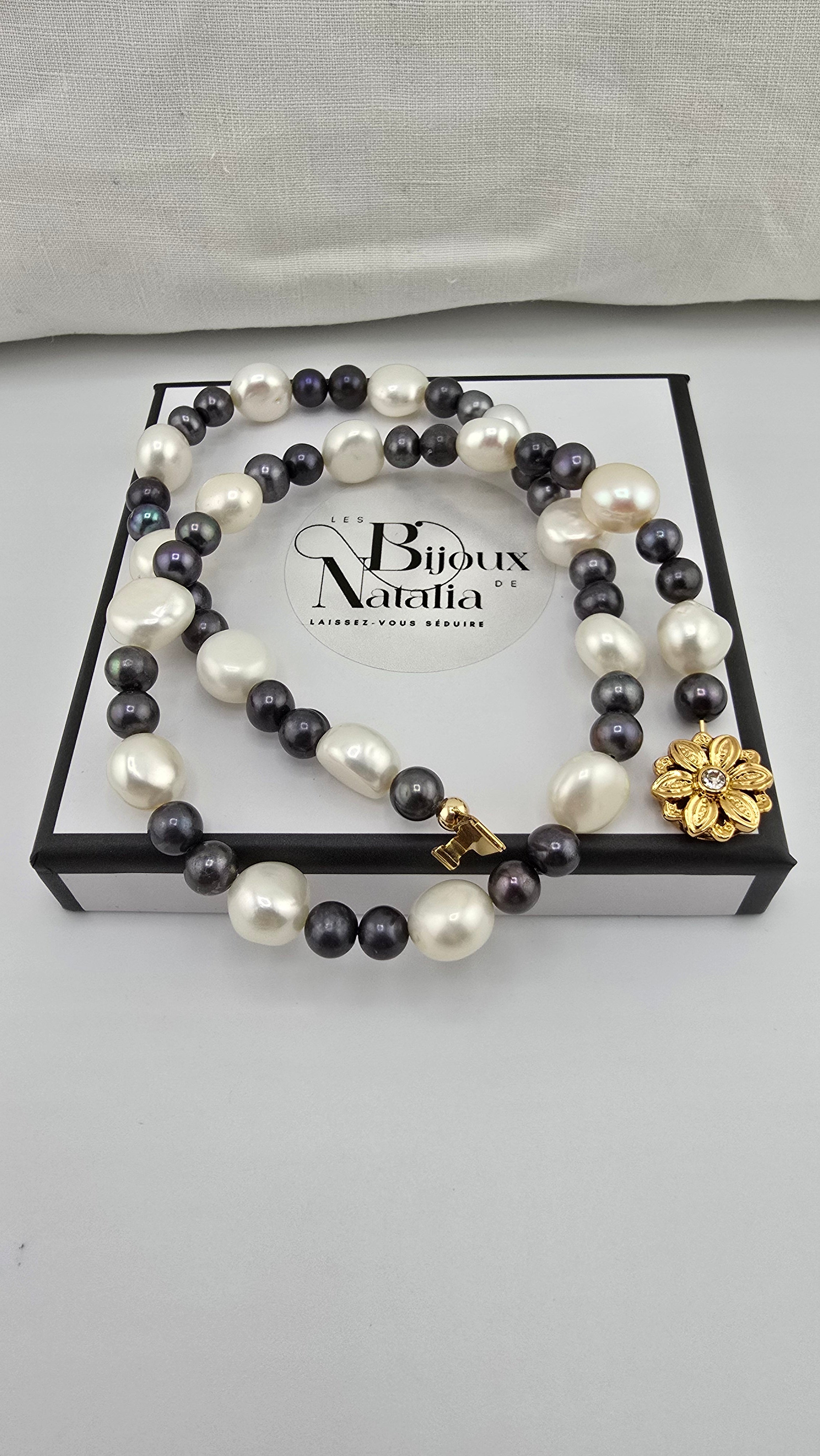 Collier en perles de culture baroque et perles de culture noires