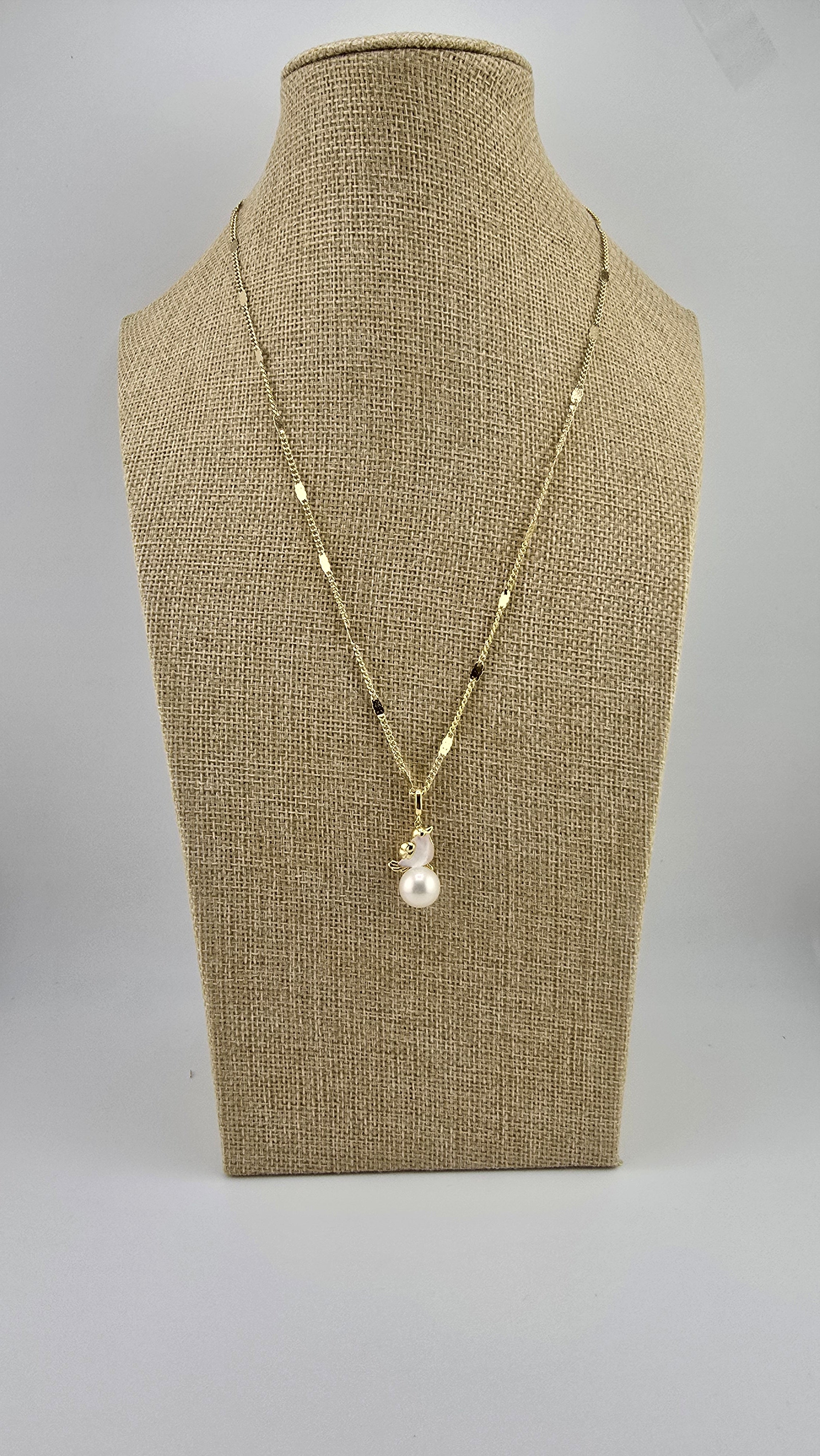 Perle de culture blanche et oiseau en nacre