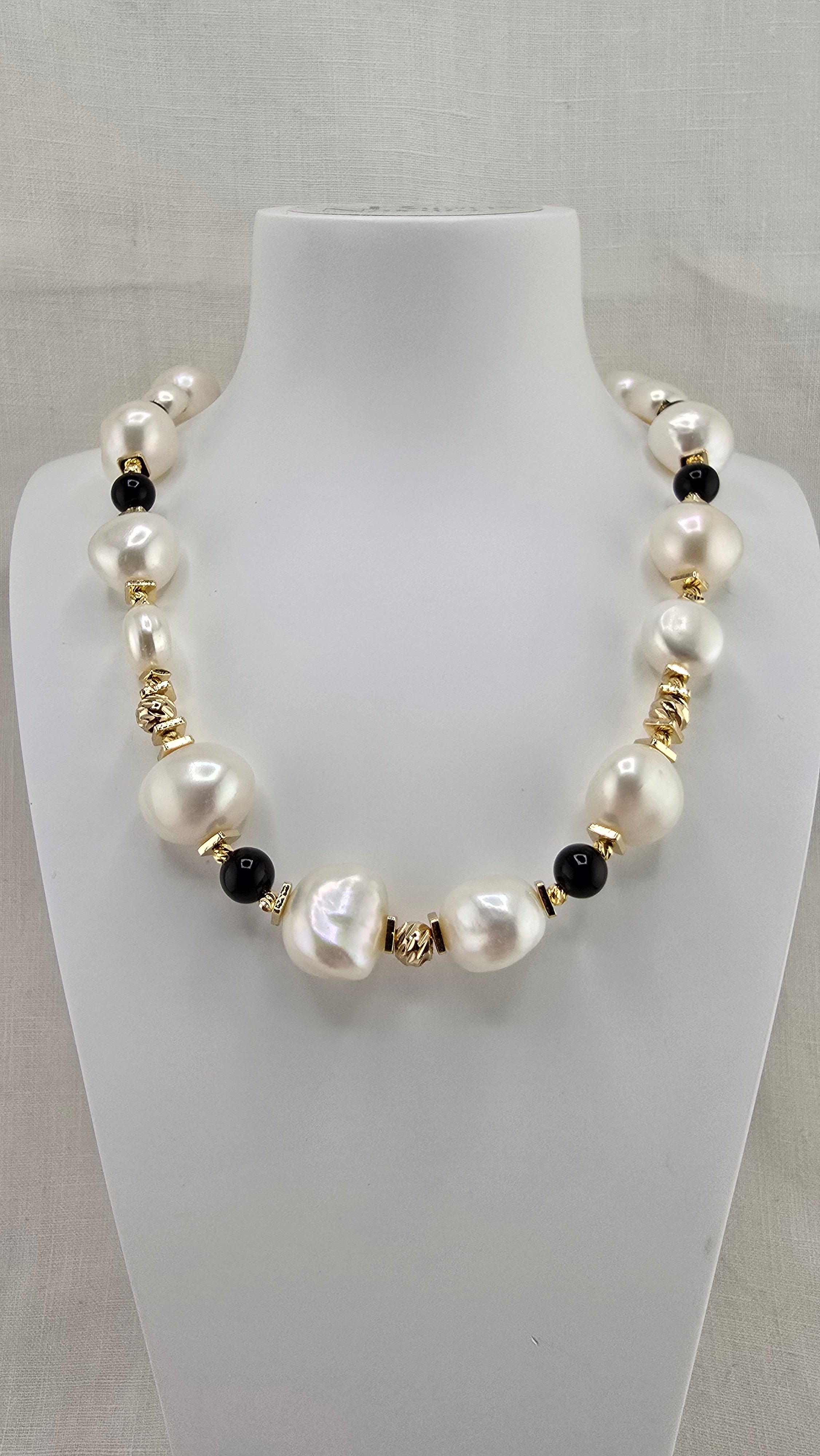 Collier en perles de culture baroque et onyx