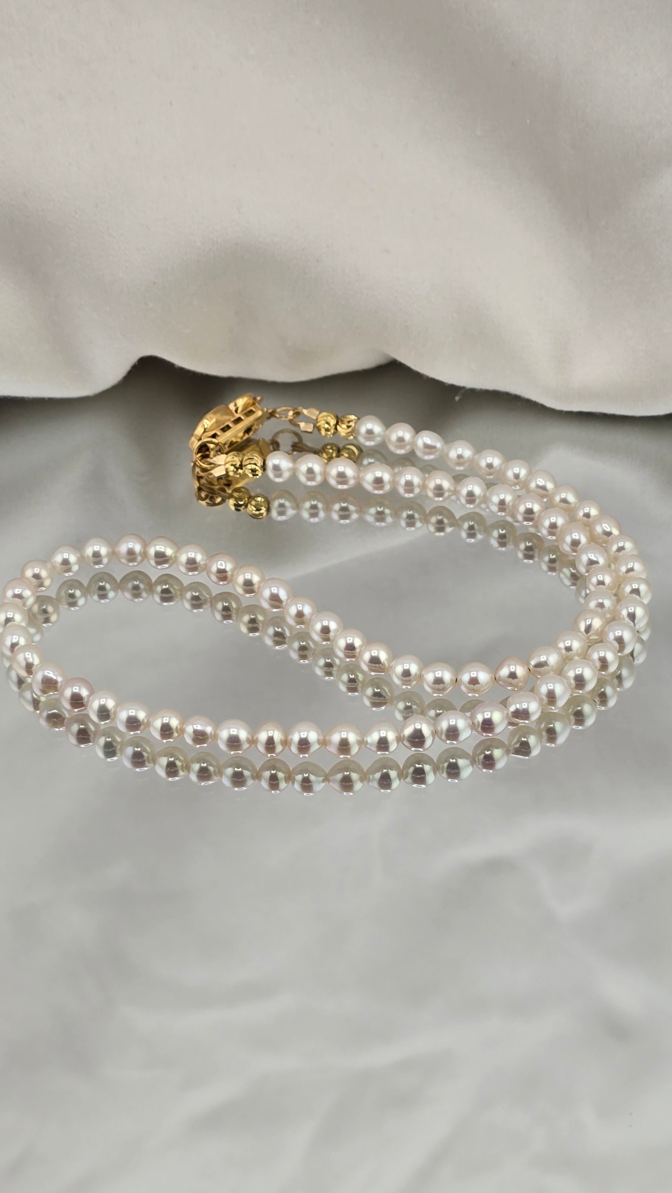 Collier en perles de culture rondes et blanches dans son écrin