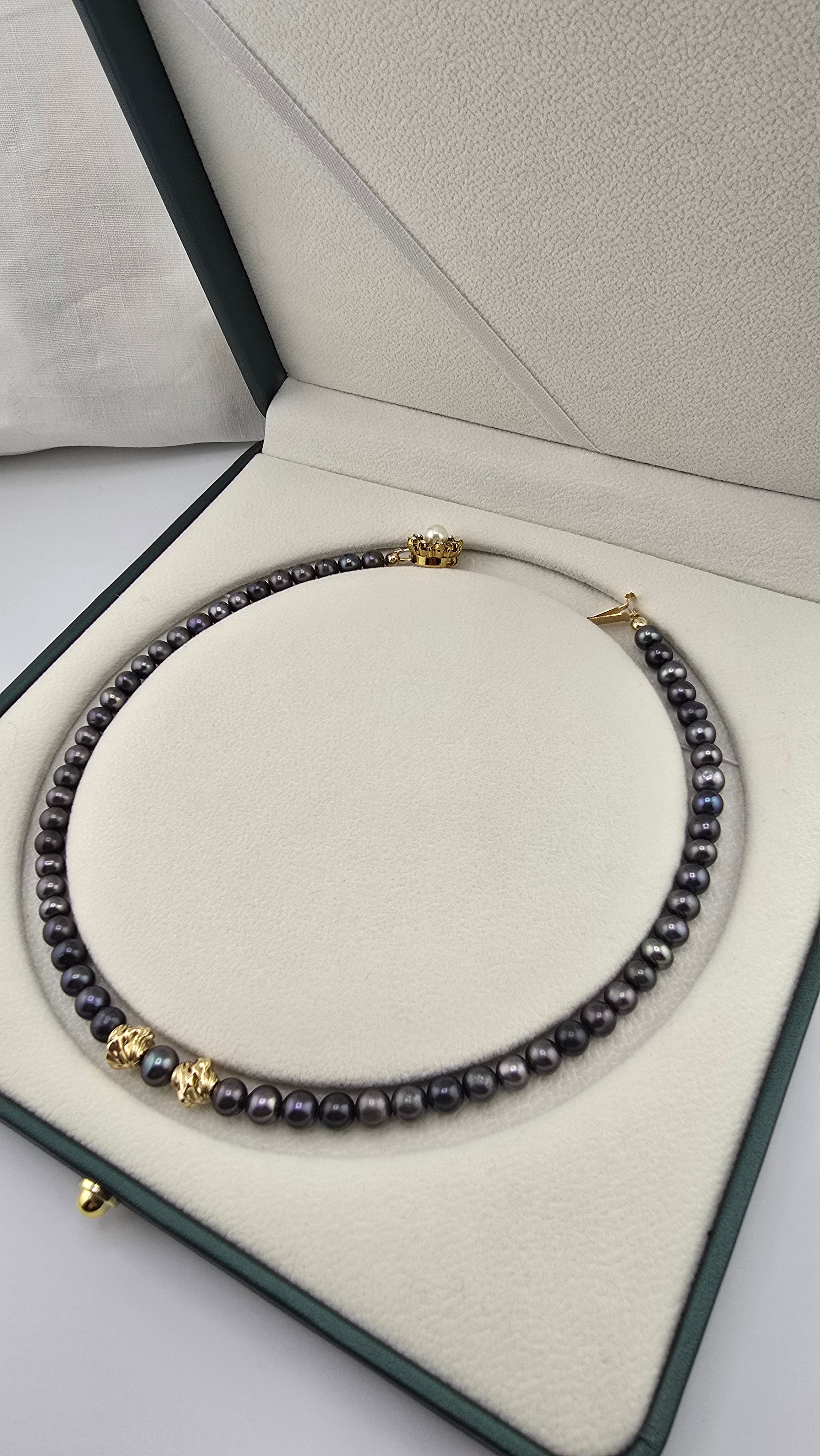 Collier en perles de culture bleu foncé et vermeil