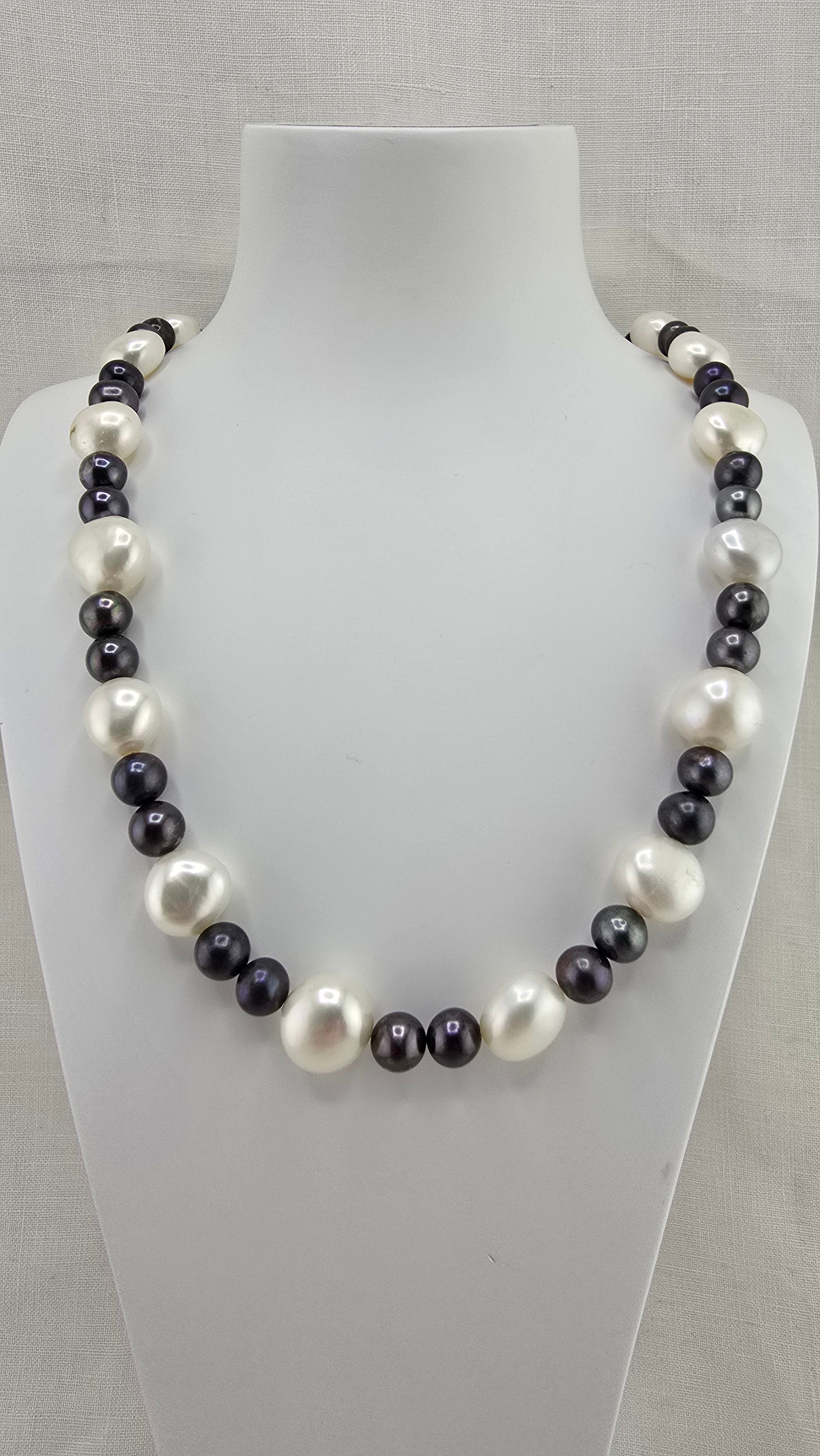 Collier en perles de culture baroque et perles de culture noires