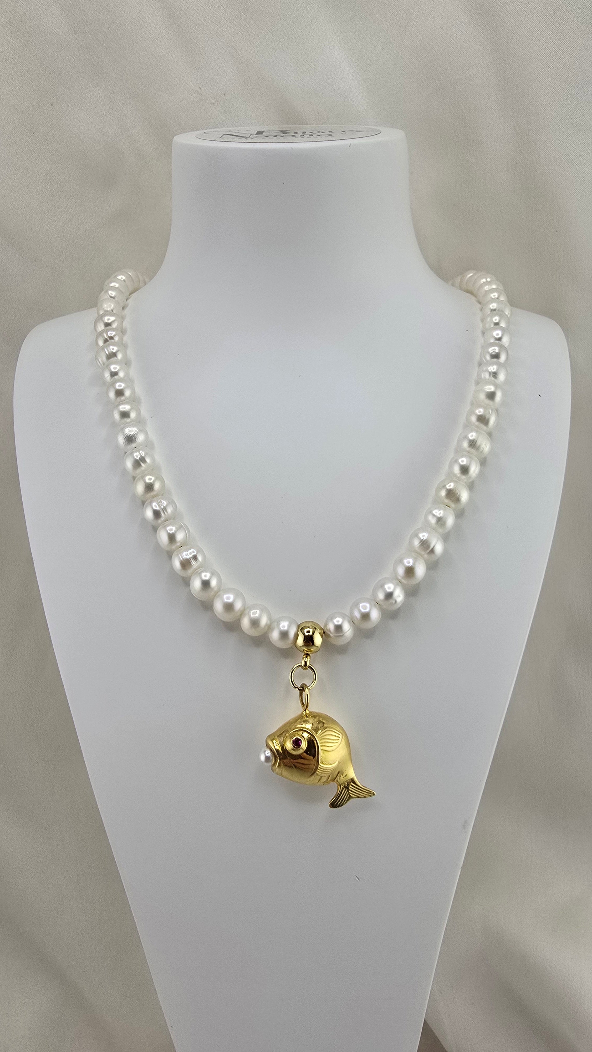 Collier en perles de culture et pendentif poisson
