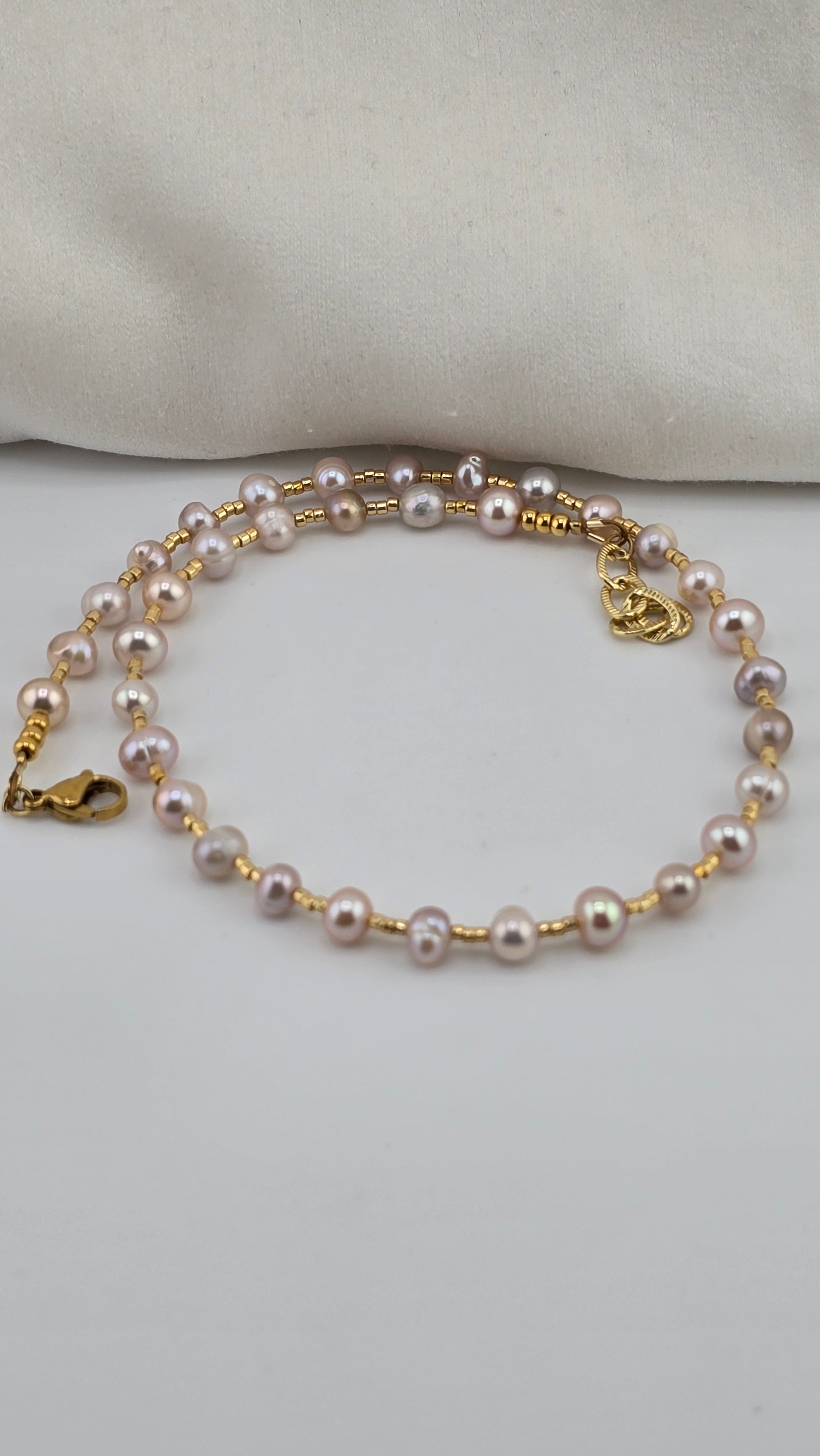 Collier ras du cou en perles de culture rose dans son écrin