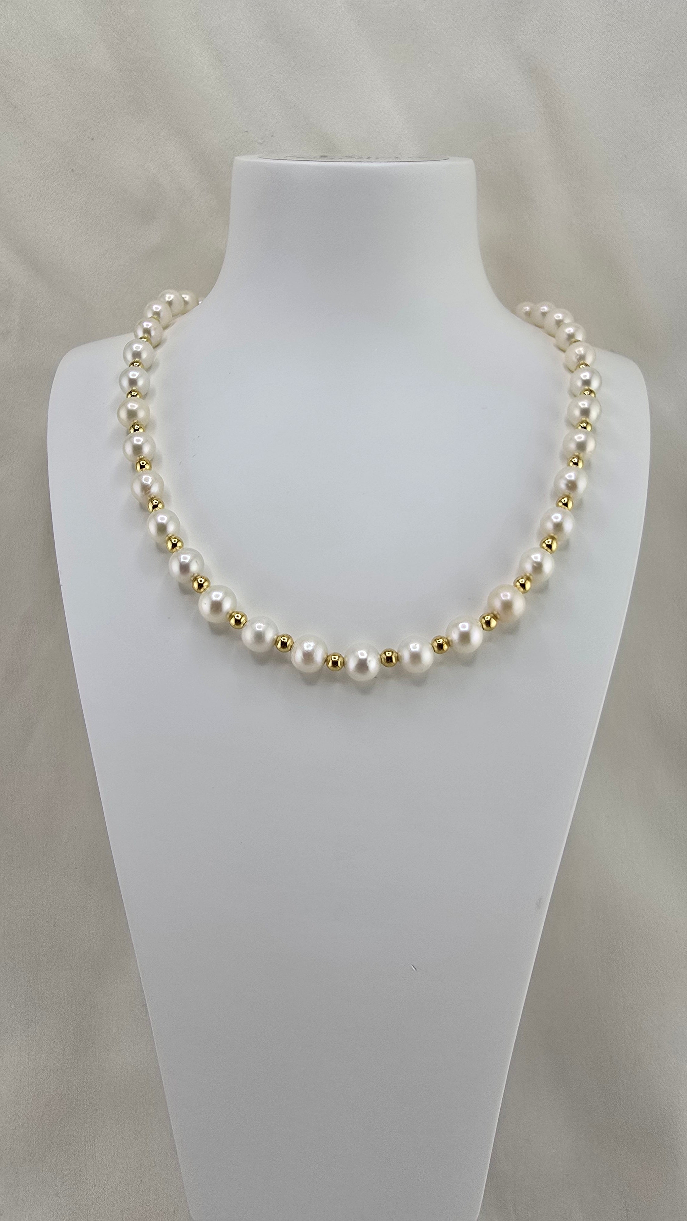 Collier ras du cou en perles de culture dans son écrin