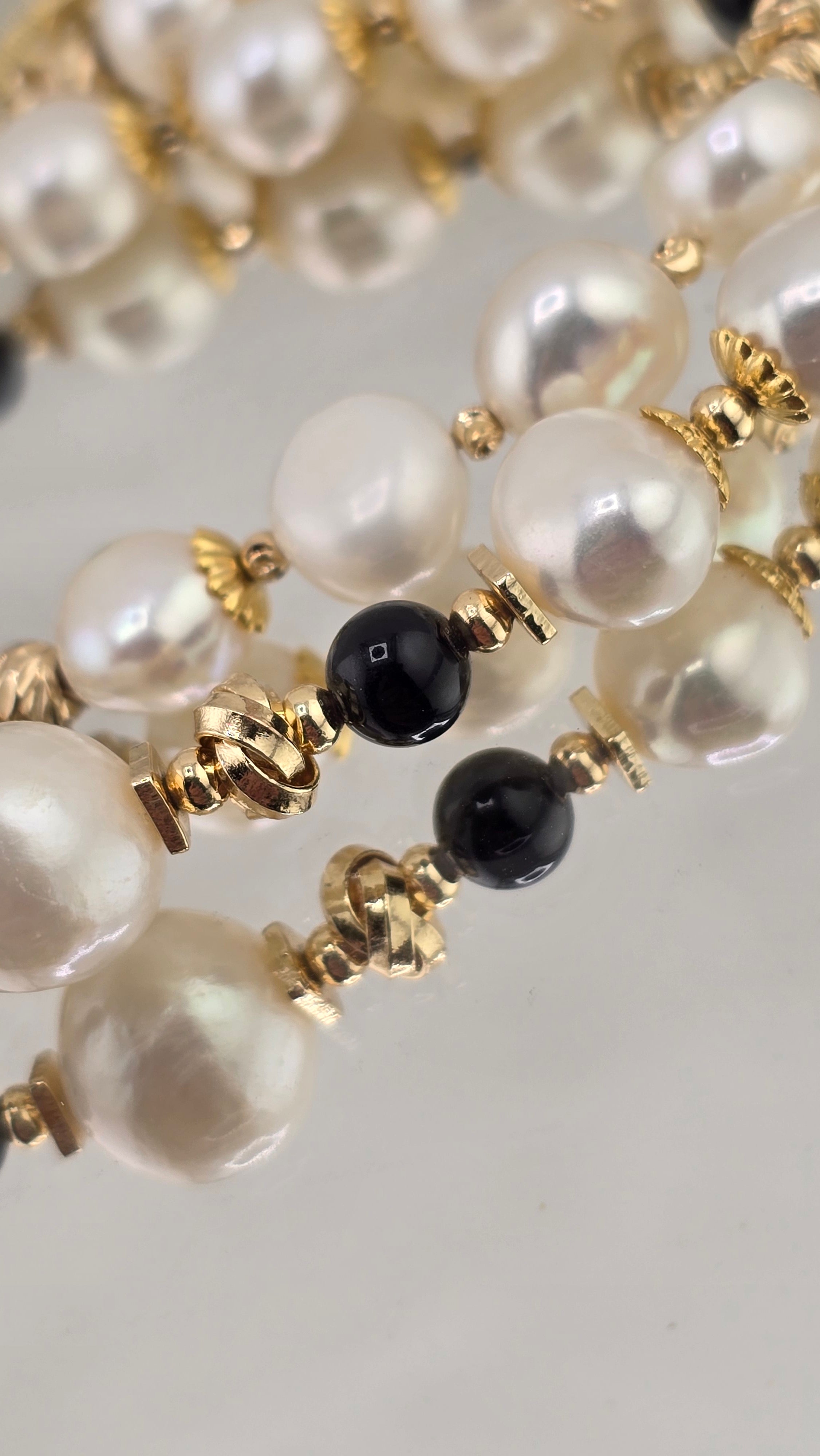 Collier en perles de culture baroque et onyx