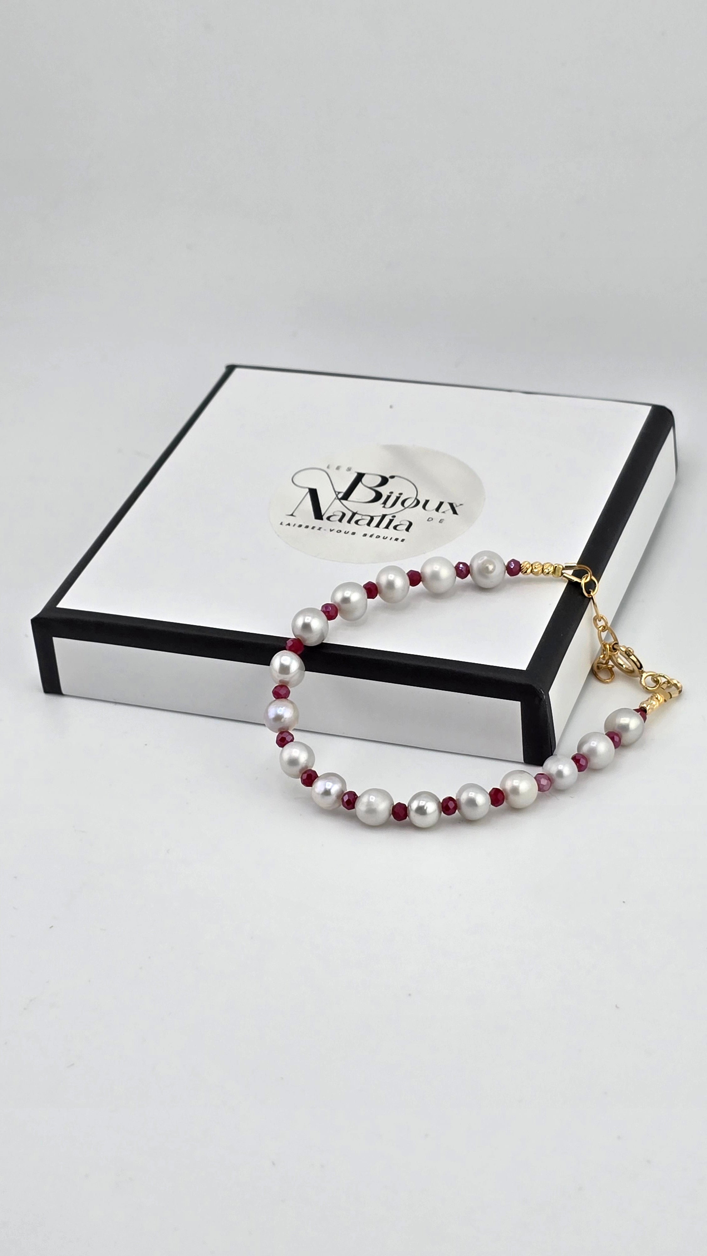 Bracelet en perles de culture et perles de cristal rouge