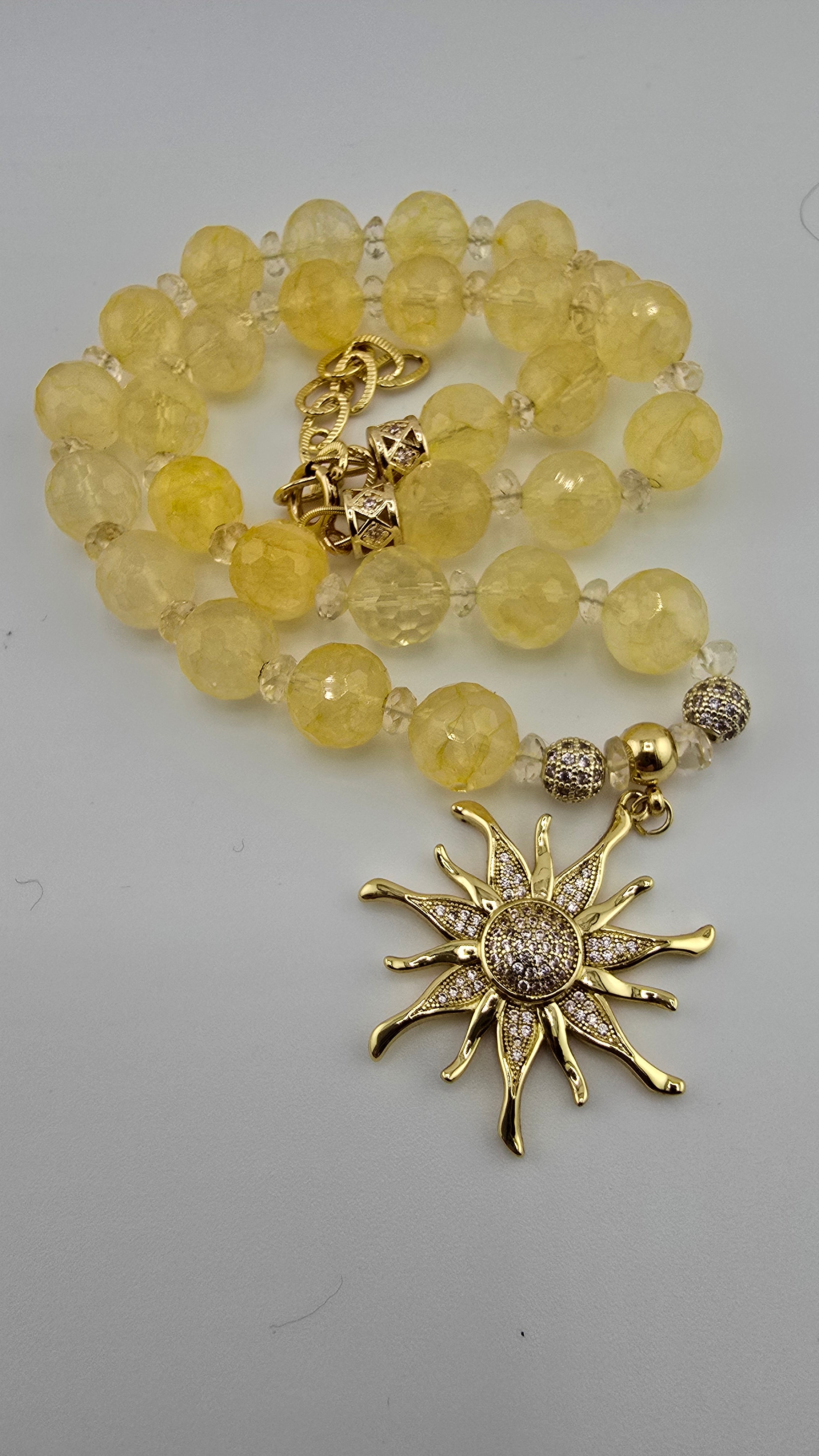 Collier en citrine et pendentif soleil avec strass