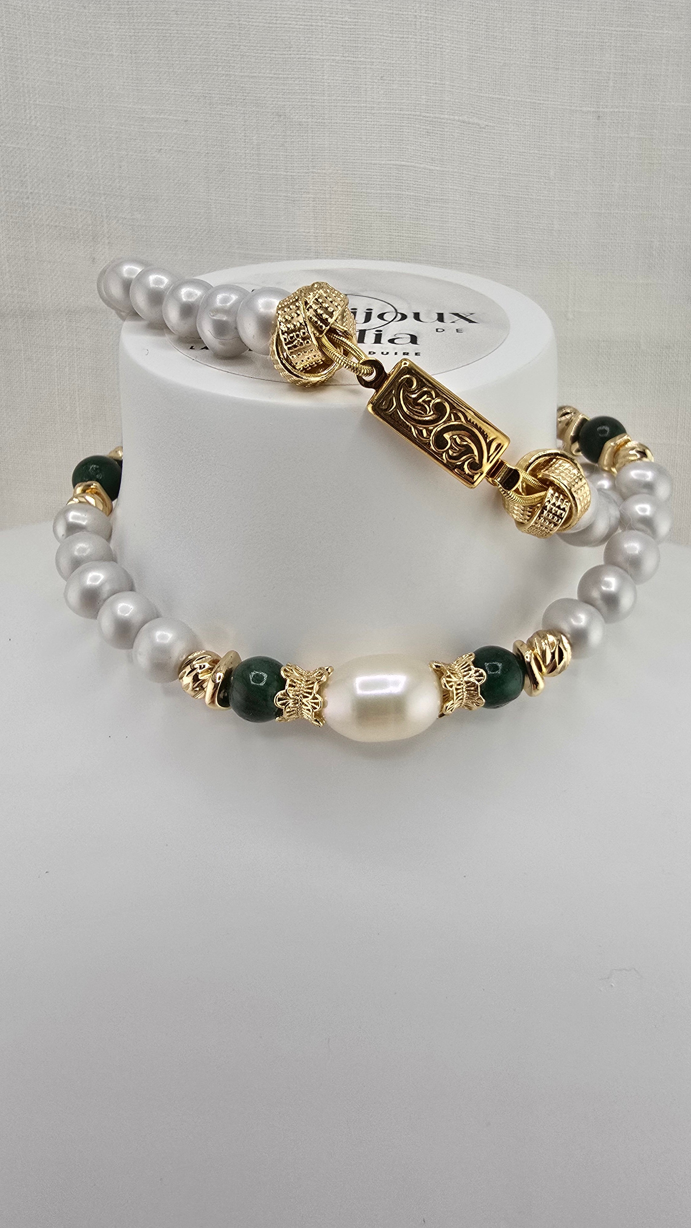 Collier perles de culture grises et Emeraude