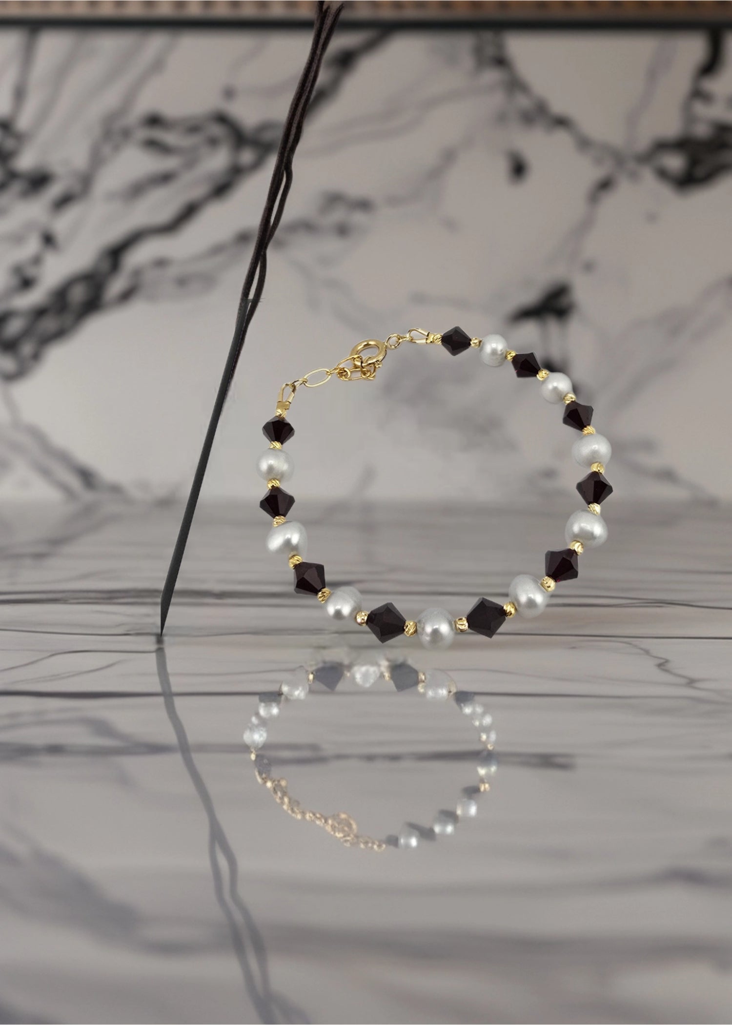 Bracelet en bordeaux très fonce et blanc