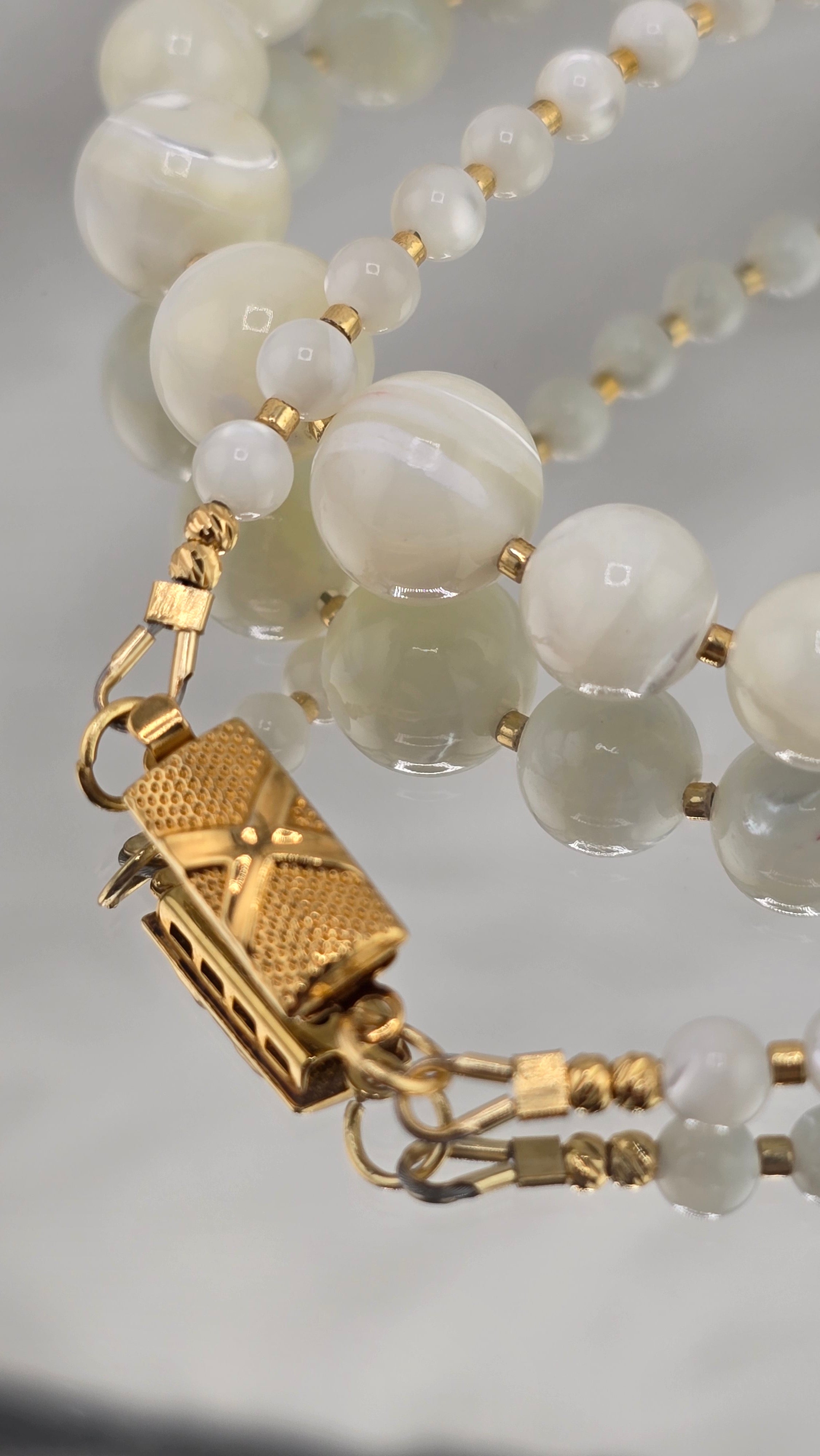 White mother-of-pearl necklace