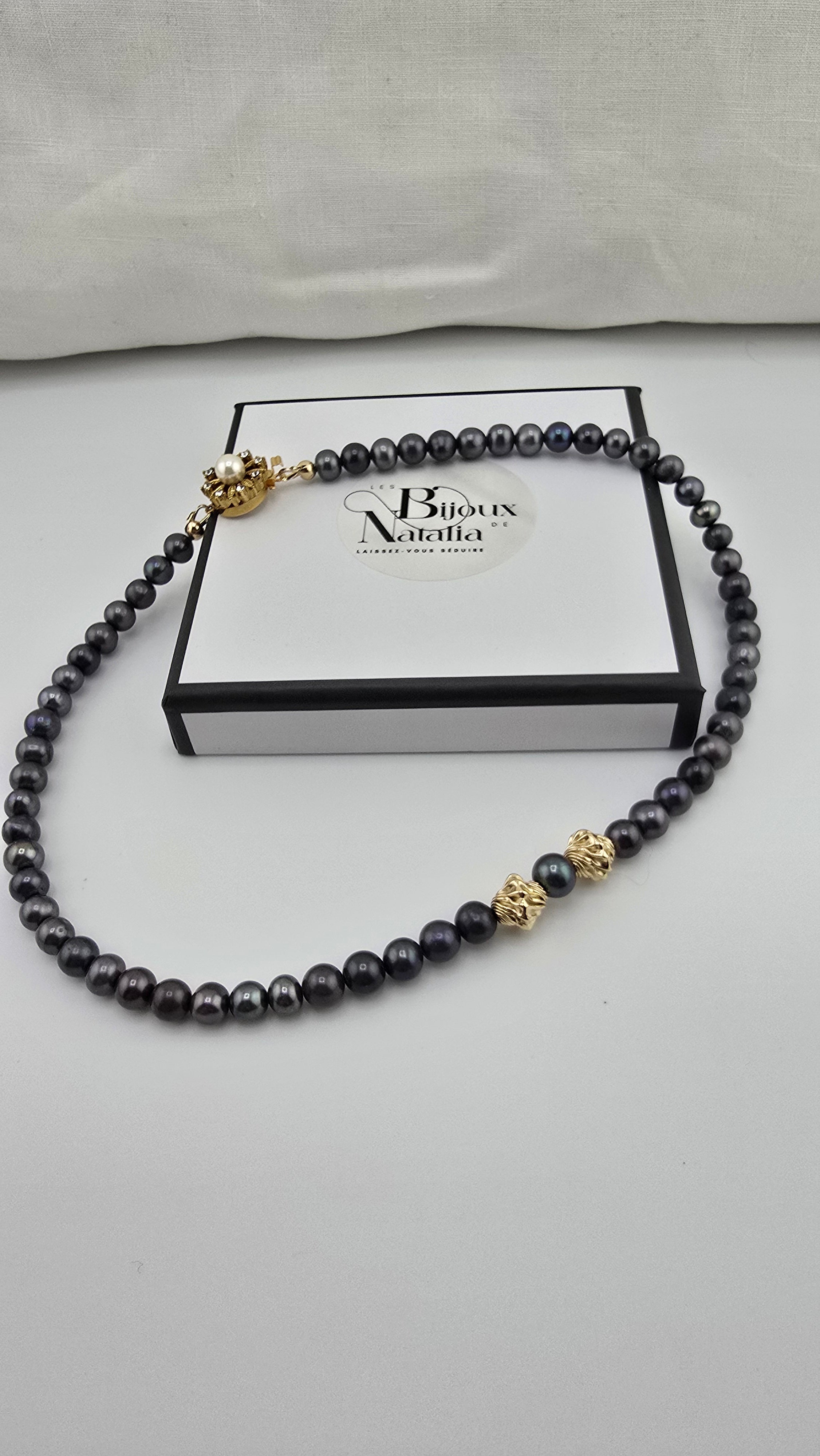 Collier en perles de culture bleu foncé et vermeil