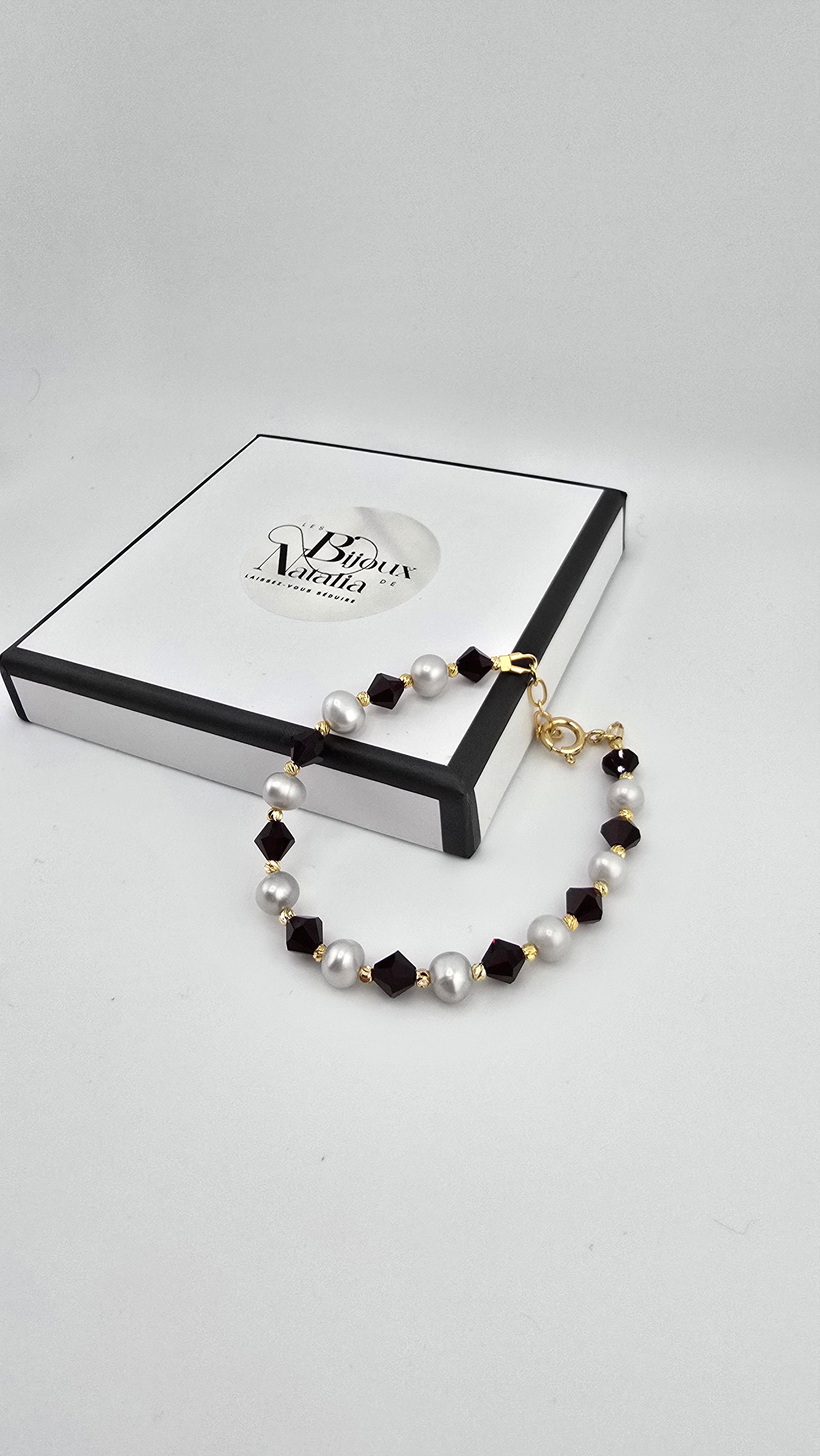 Bracelet en bordeaux très fonce et blanc