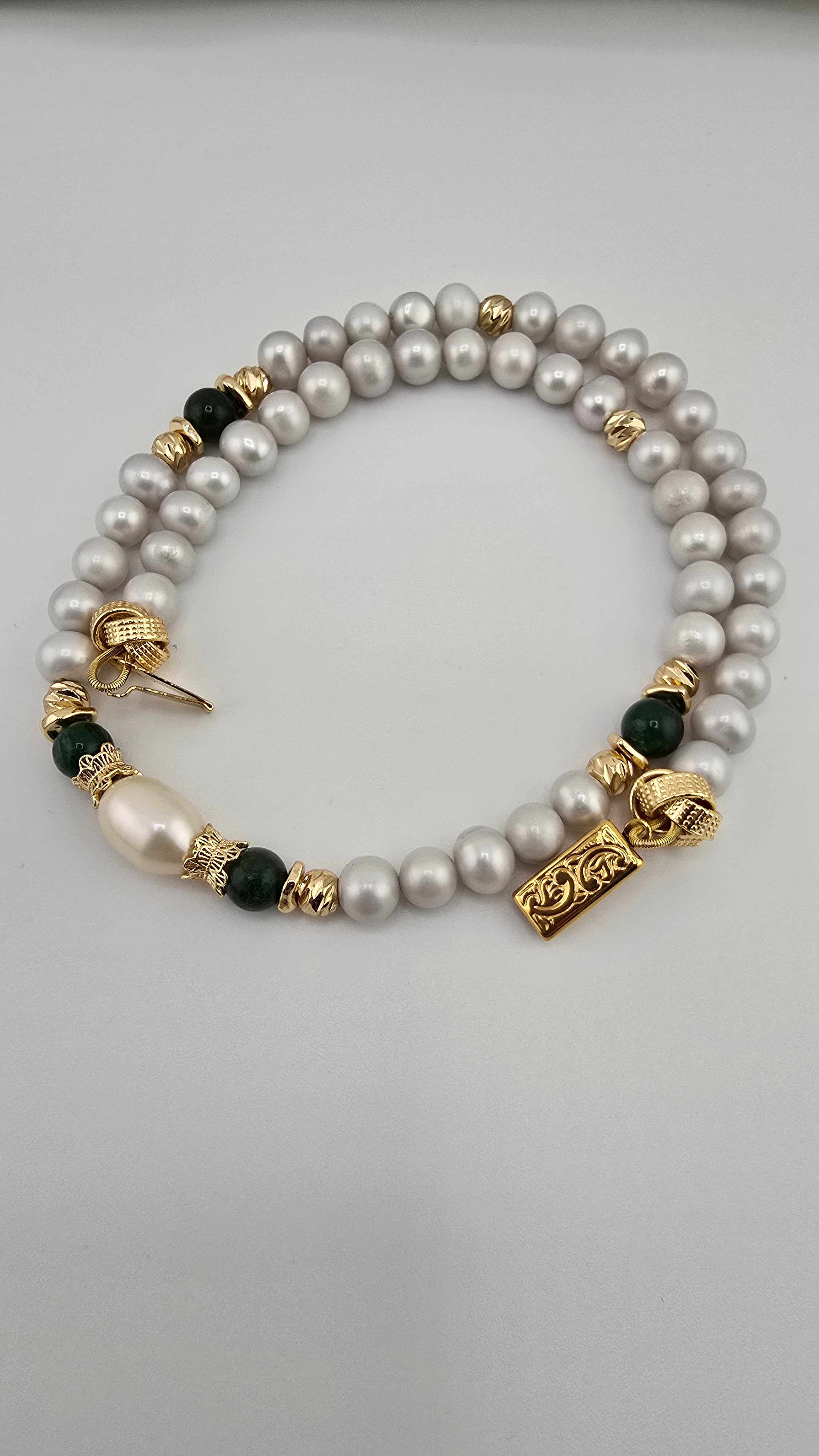 Collier perles de culture grises et Emeraude