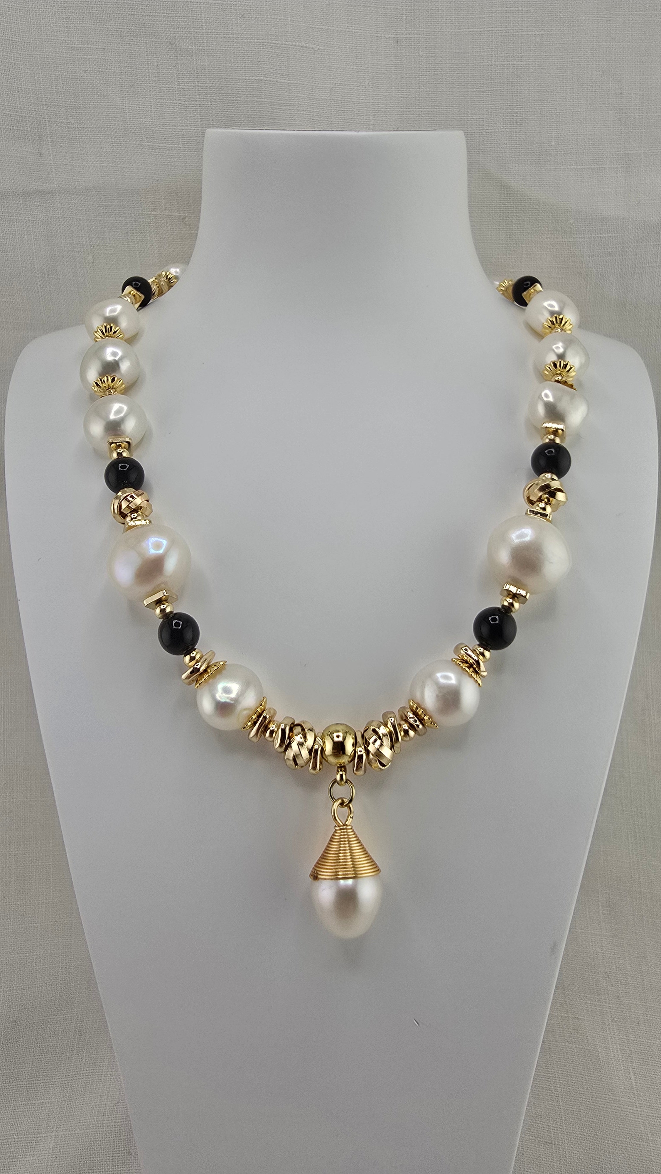 Collier en perles de culture baroque et onyx