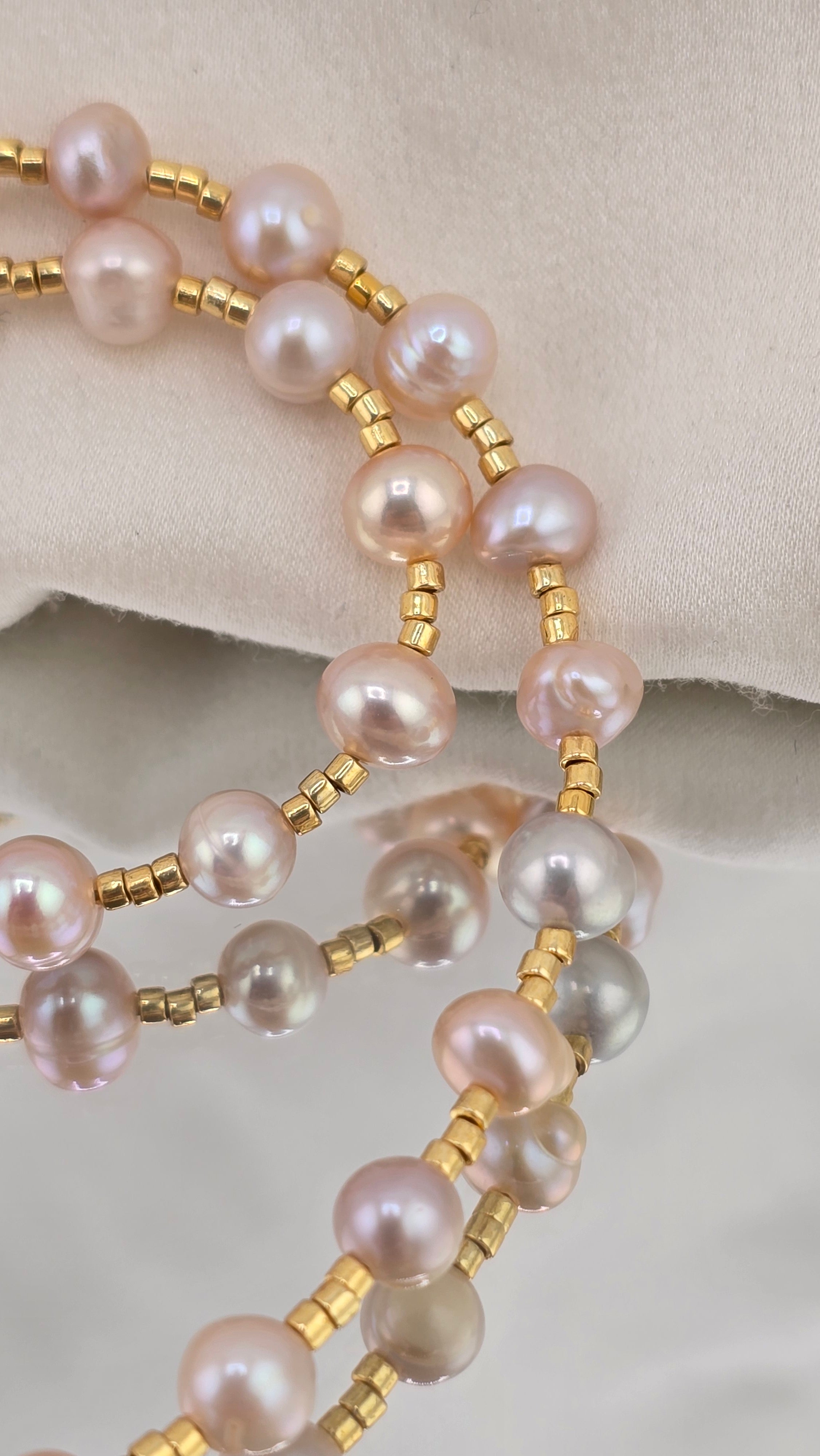 Collier ras du cou en perles de culture rose dans son écrin