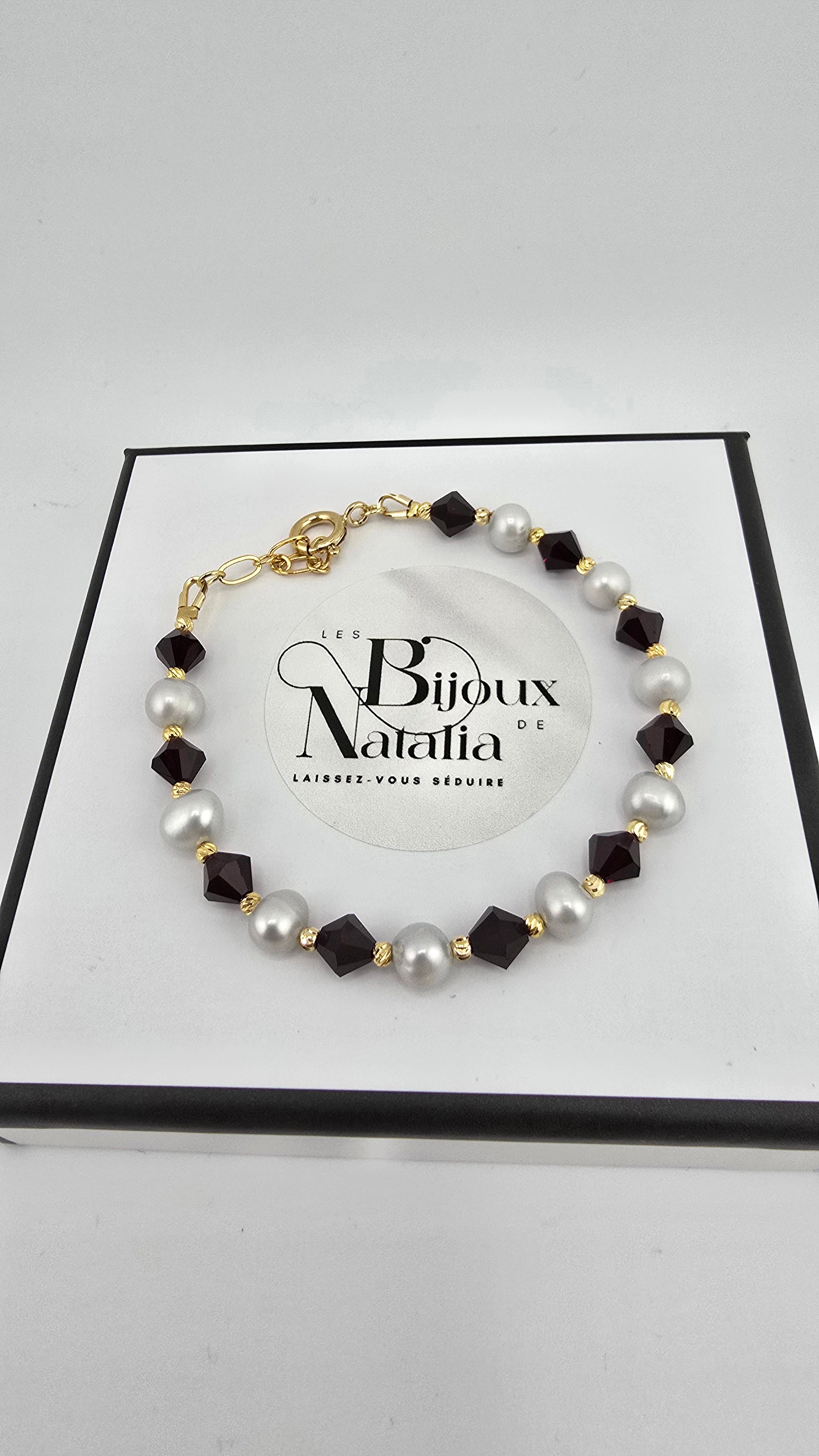 Bracelet en bordeaux très fonce et blanc