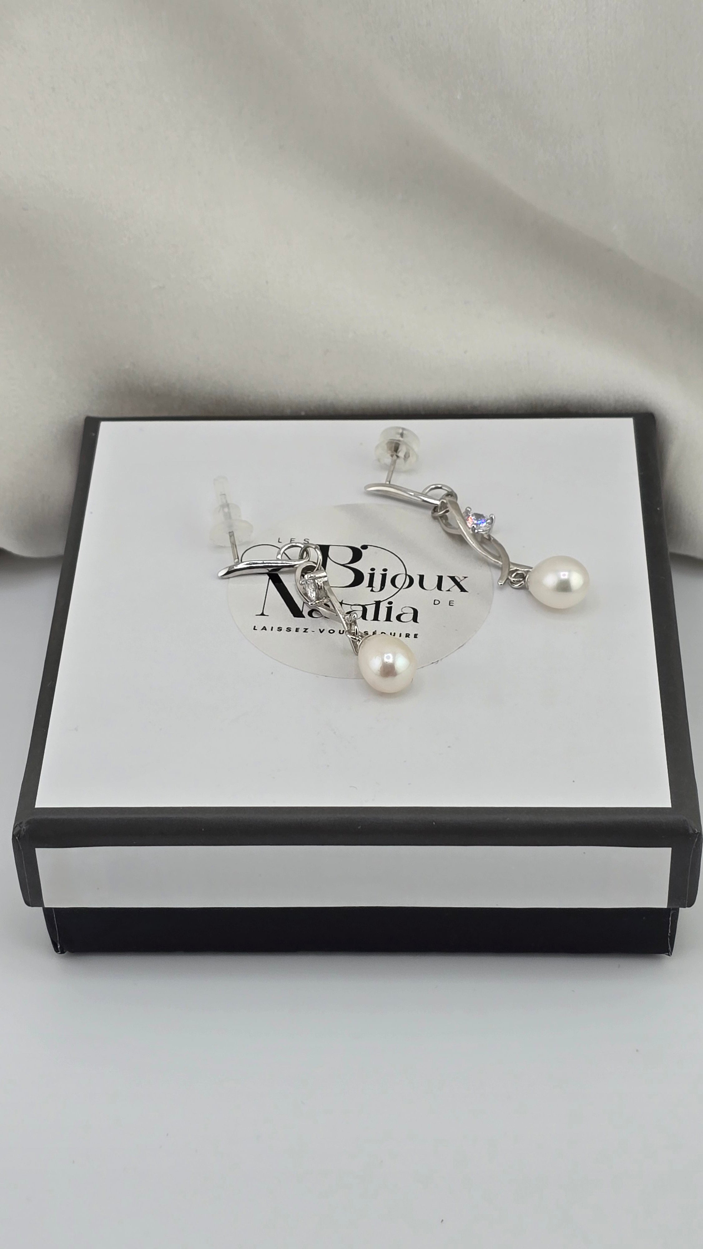 Boucles d oreilles en perles de culture blanche et olive