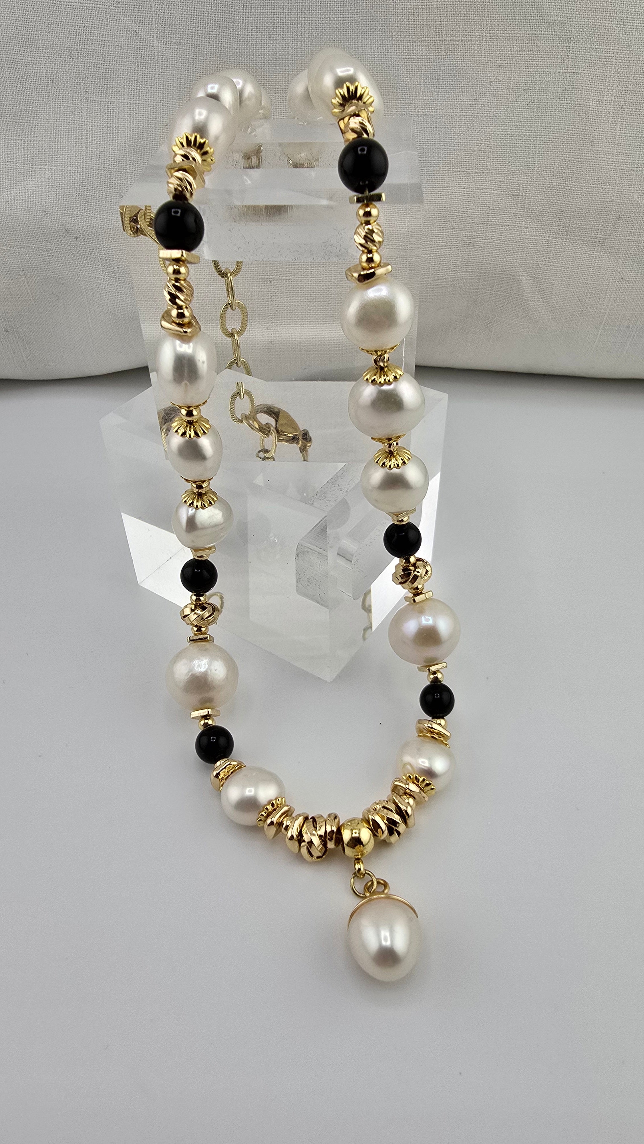 Collier en perles de culture baroque et onyx
