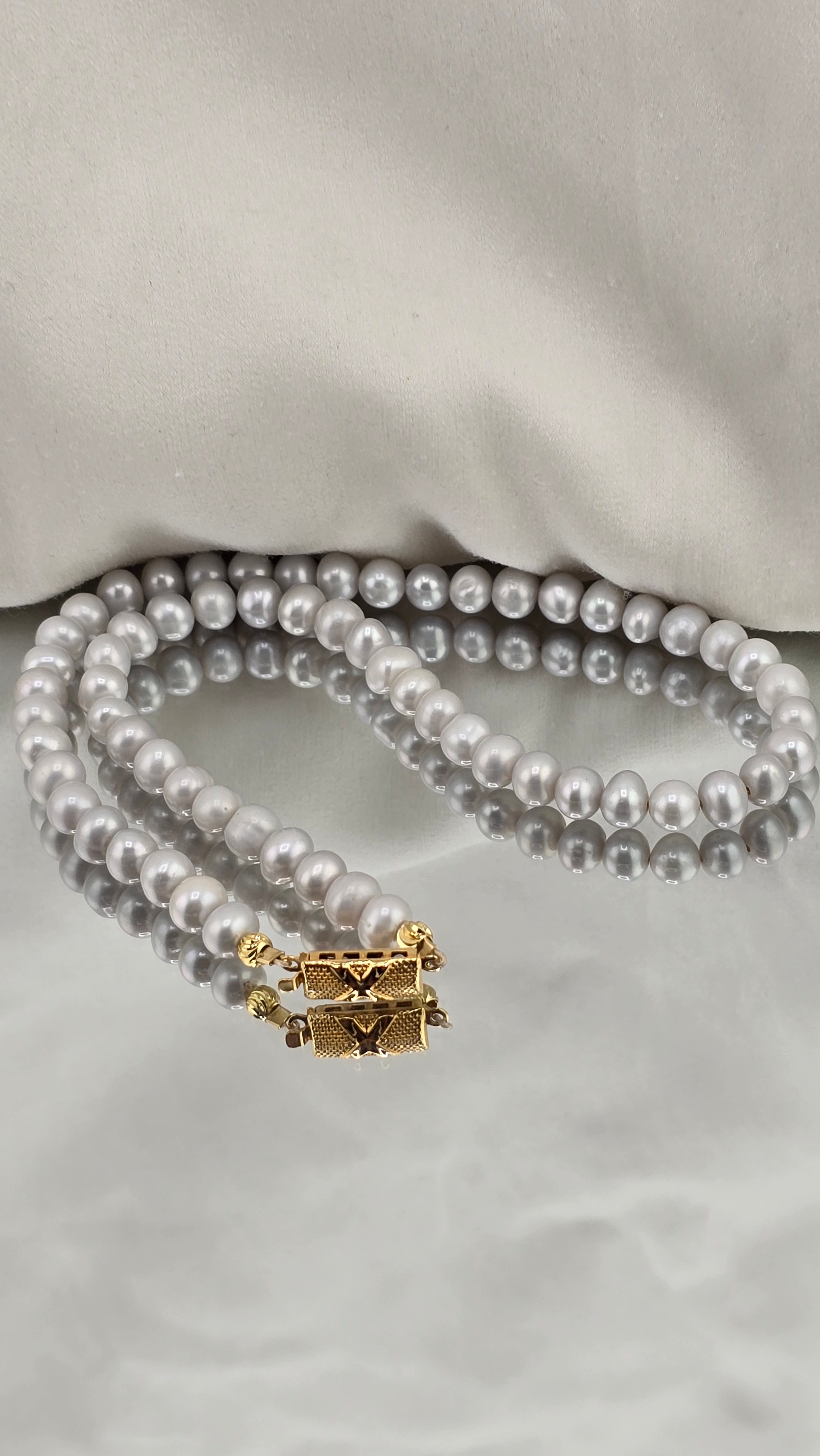 Collier ras du cou en perles de culture grises