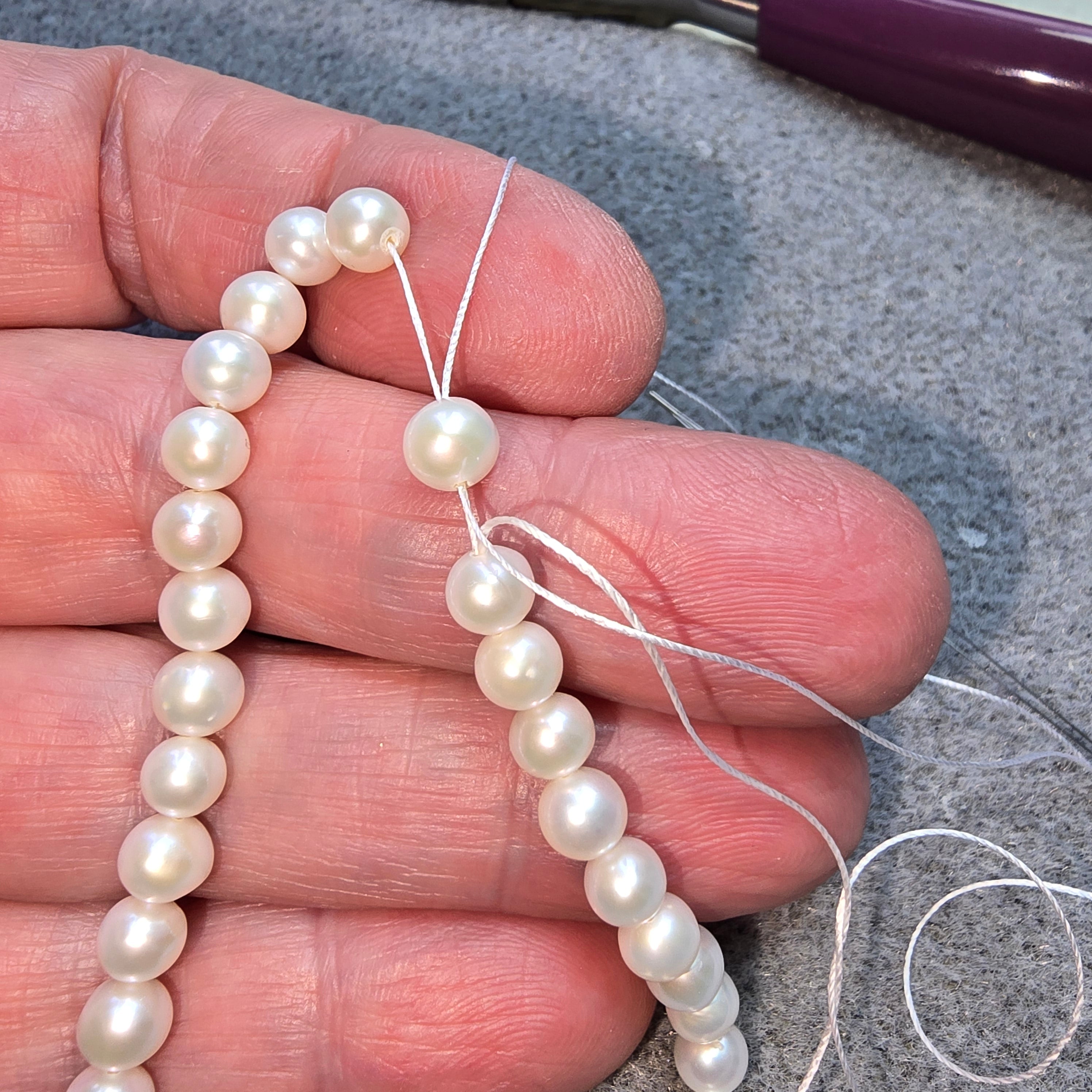 UNE PHOTO: MONTAGE DU COLLIER DE PERLES AVEC 2 FILS DE SOIE