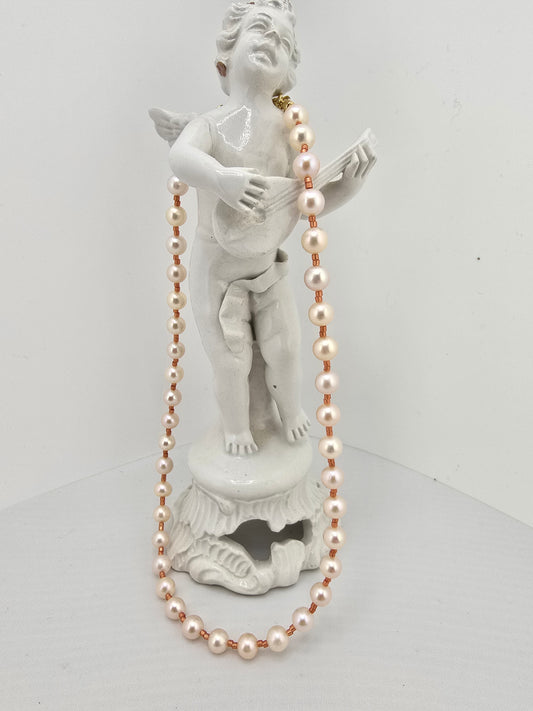 Collier ras du cou en perles de culture rose dans son écrin