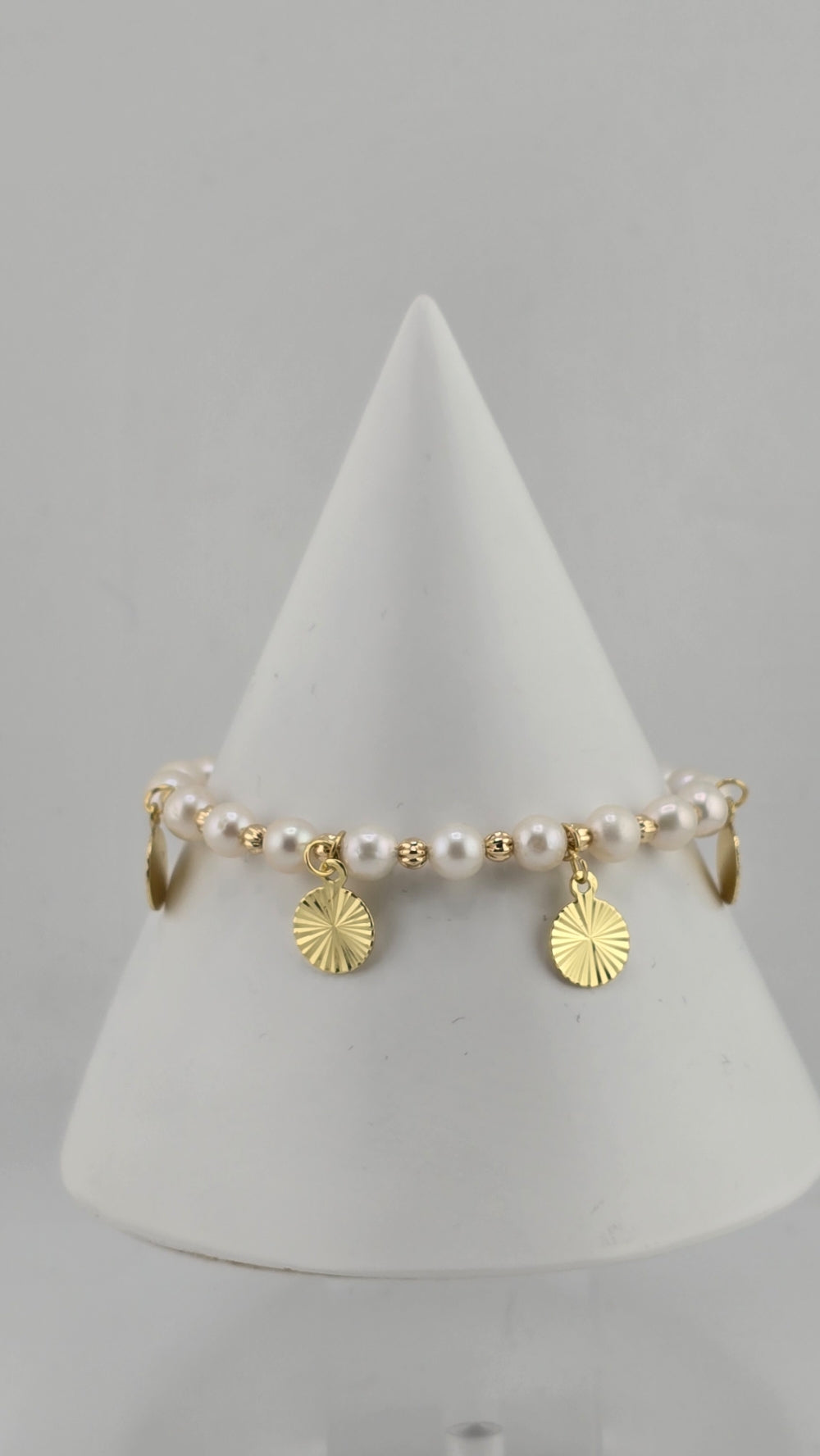 Bracelet en perles de culture blanche et charms