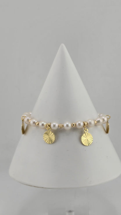 Bracelet en perles de culture blanche et charms