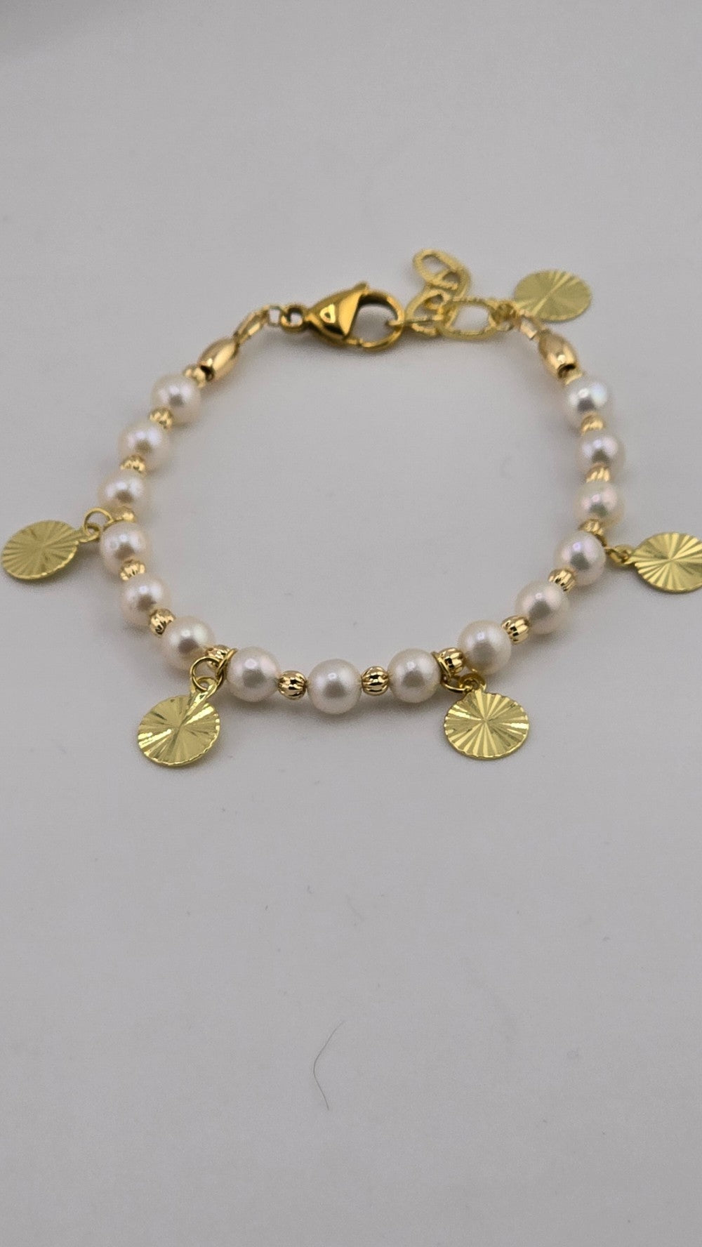 Bracelet en perles de culture blanche et charms