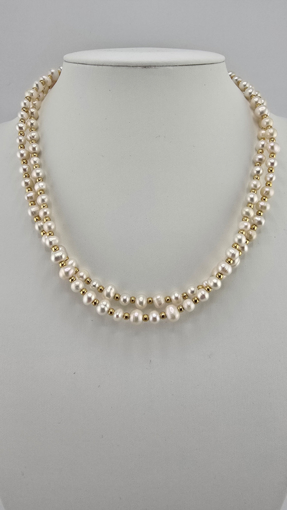 Collier avec deux rangs de perles de culture blanches dans son écrin