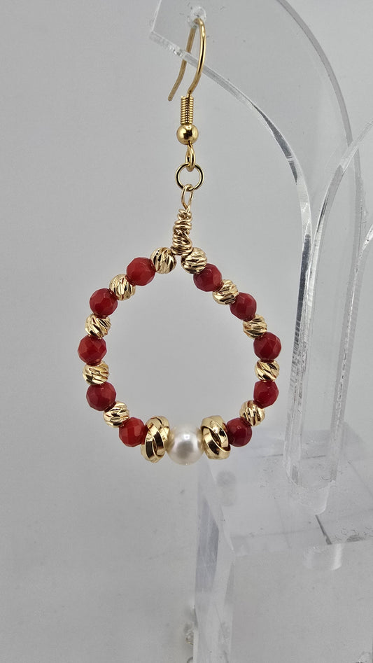 Boucles d'oreilles avec perle de culture et corail rouge