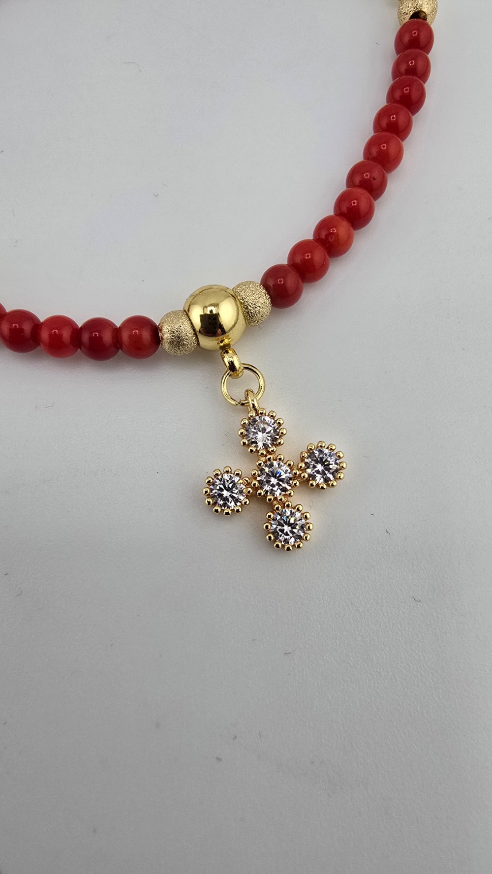 Bracelet en corail rouge et charms en strass