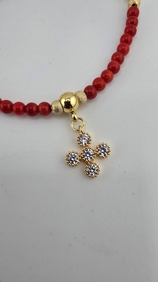 Bracelet en corail rouge et charms en strass