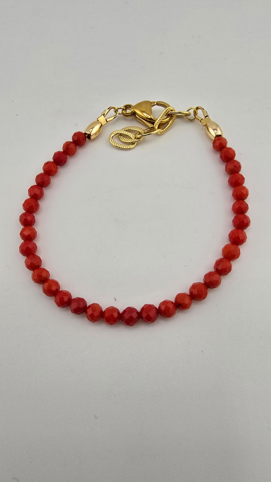 Bracelet en corail rouge et plaqué or 18 K.