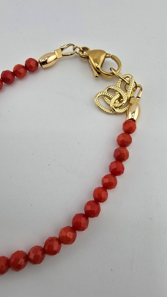 Bracelet en corail rouge et plaqué or 18 K.