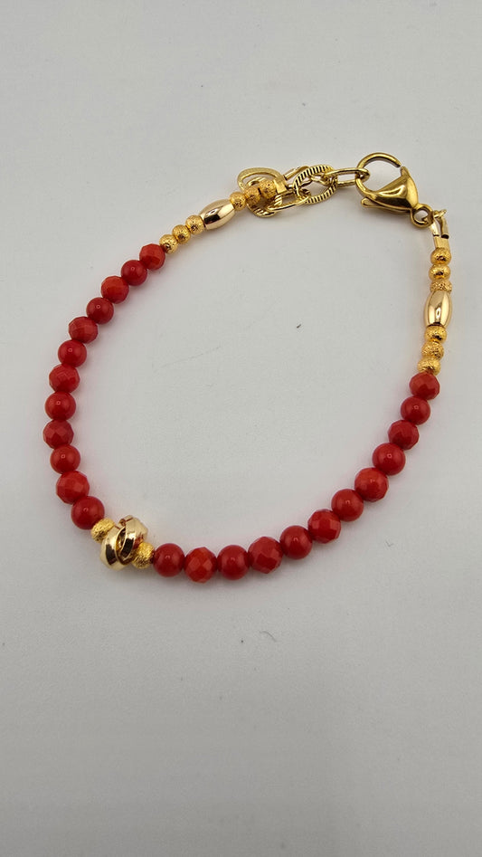 Bracelet en corail rouge et perles en plaqué or 18K.