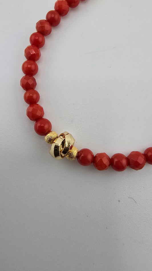 Bracelet en corail rouge et perles en plaqué or 18K.