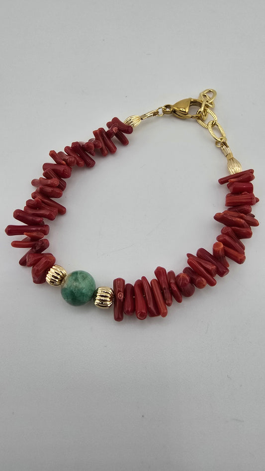 Bracelet en corail rouge, turquoise et perles en plaqué or 18K.
