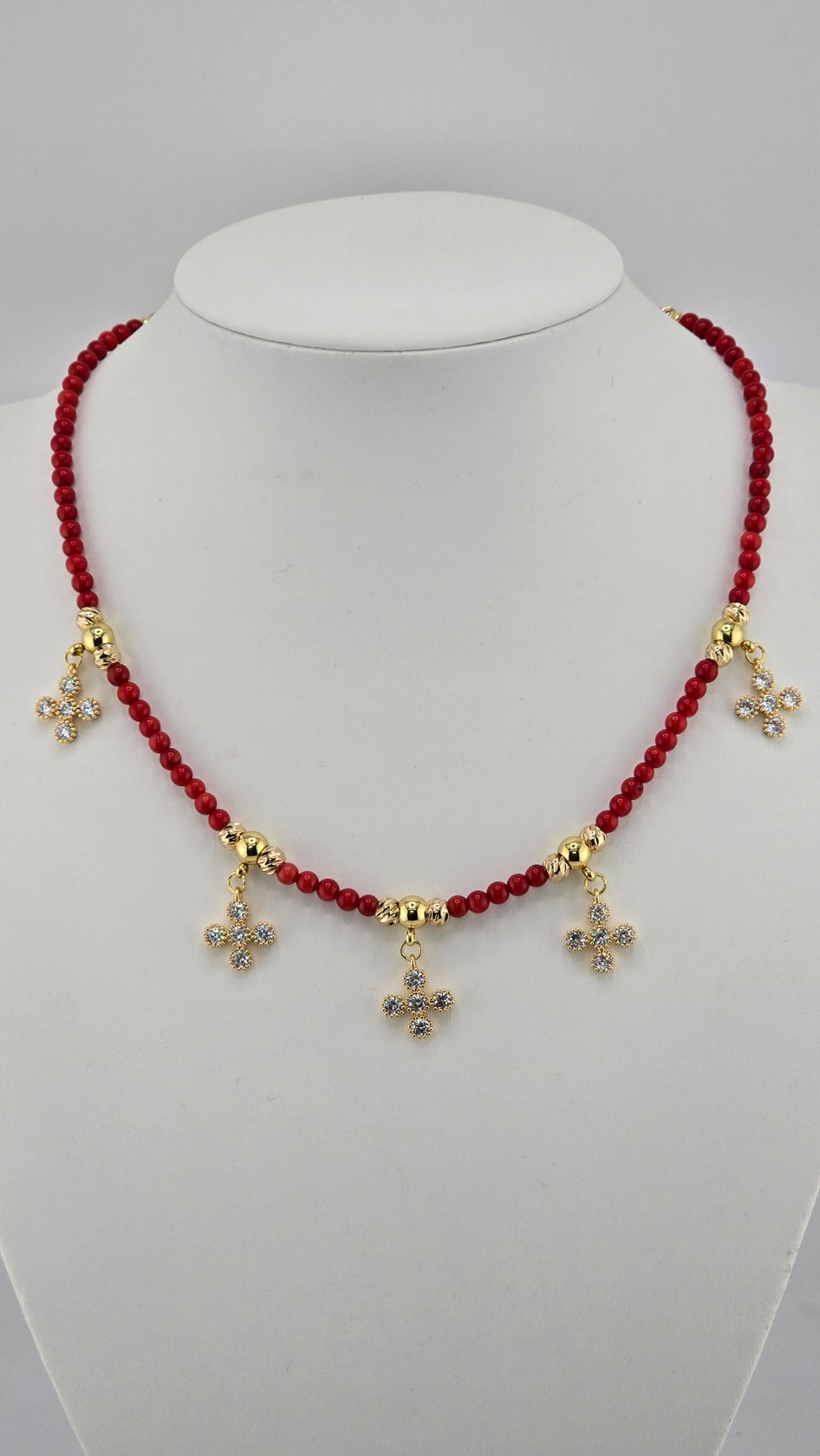 Duo collier et bracelet en Corail rouge et pendentifs plaqué or et strass