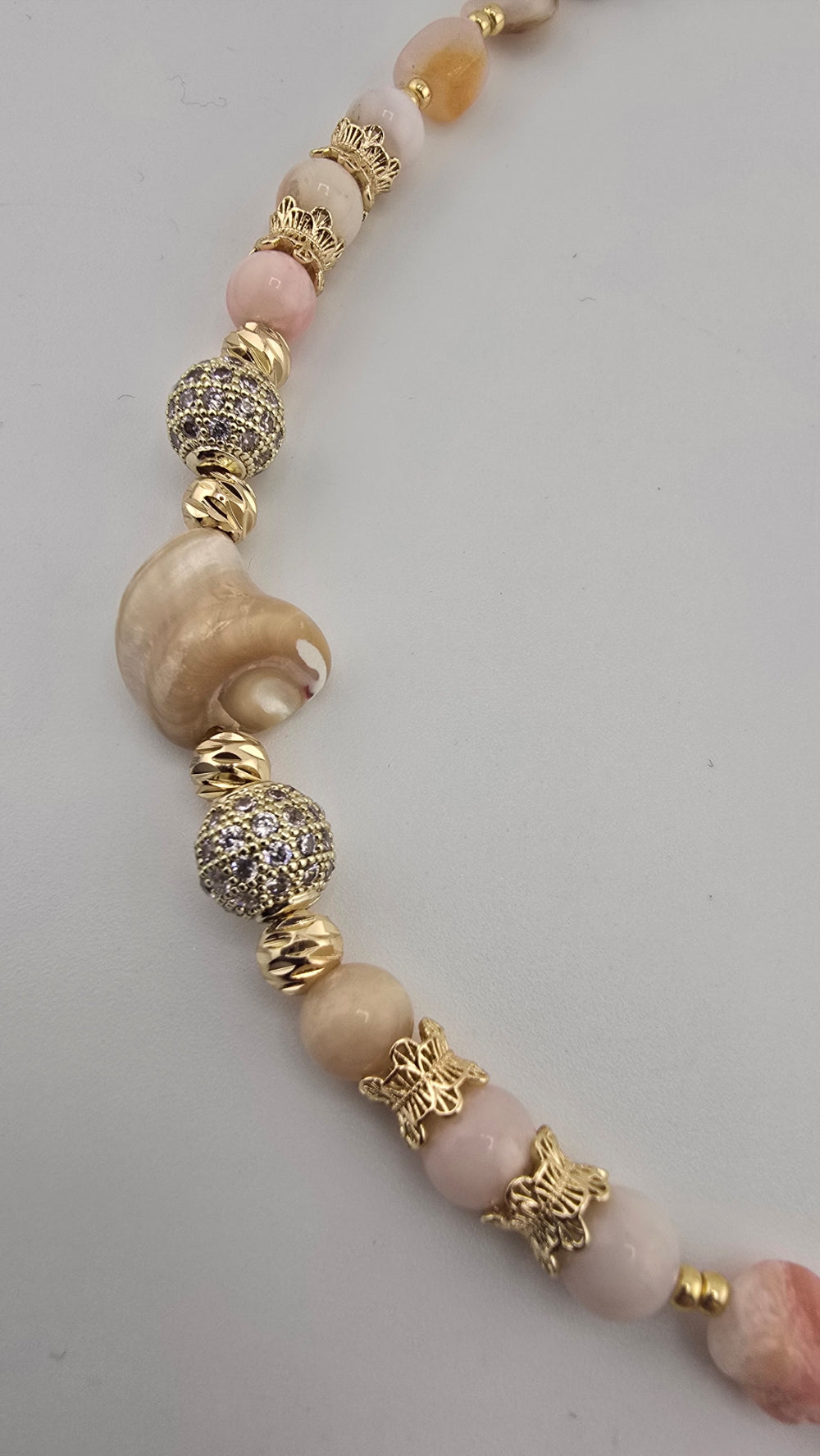 Collier en perles et galets en Opal rose, 3 perles de Trocca