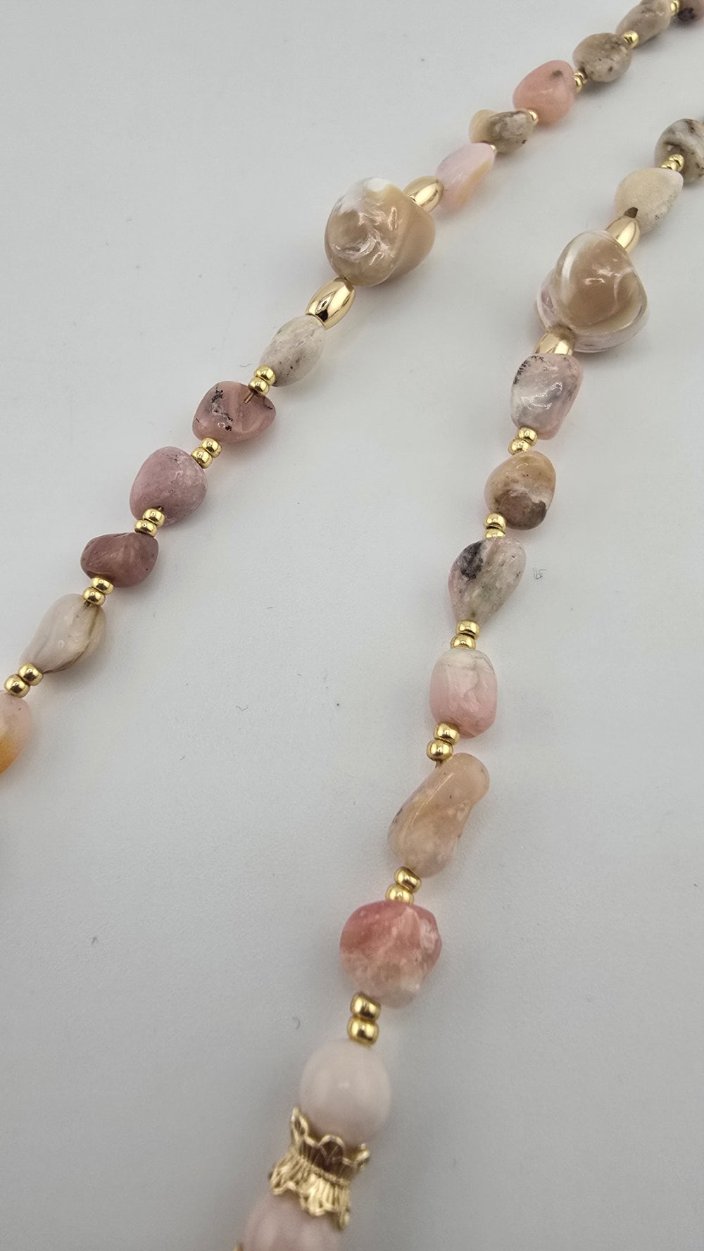 Collier en perles et galets en Opal rose, 3 perles de Trocca