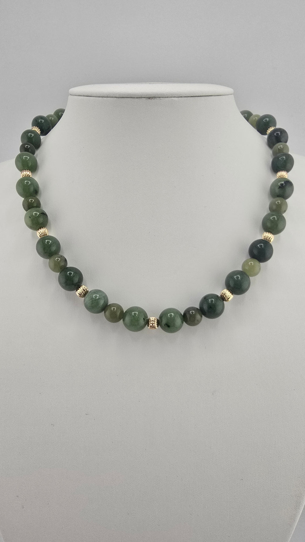 Collier en Jade vert et plaqué or 18K